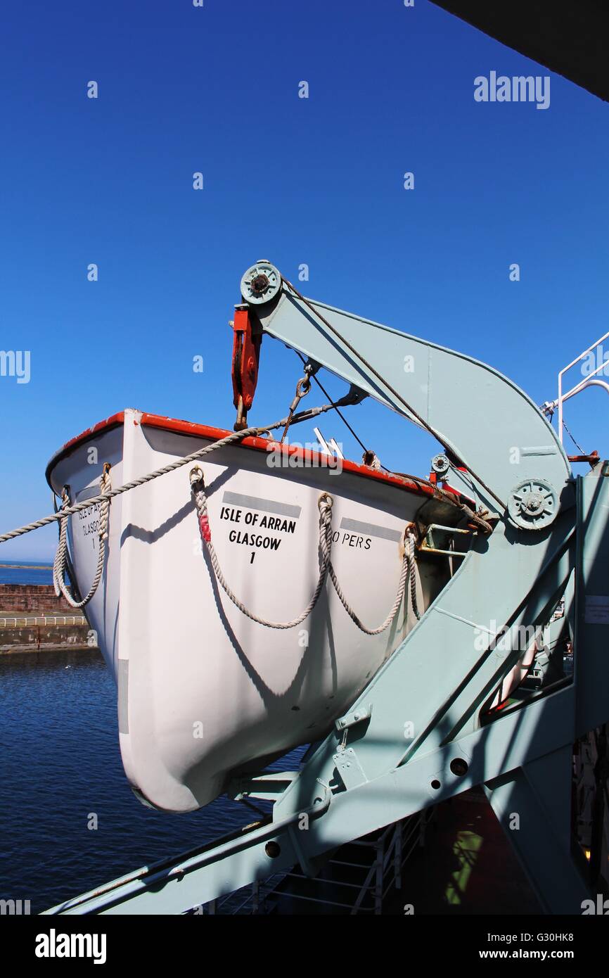 Rettungsboot auf der Davits auf der Caledonian MacBrayne Fähre Isle of Arran am Kai im Hafen von Ardrossan. Stockfoto