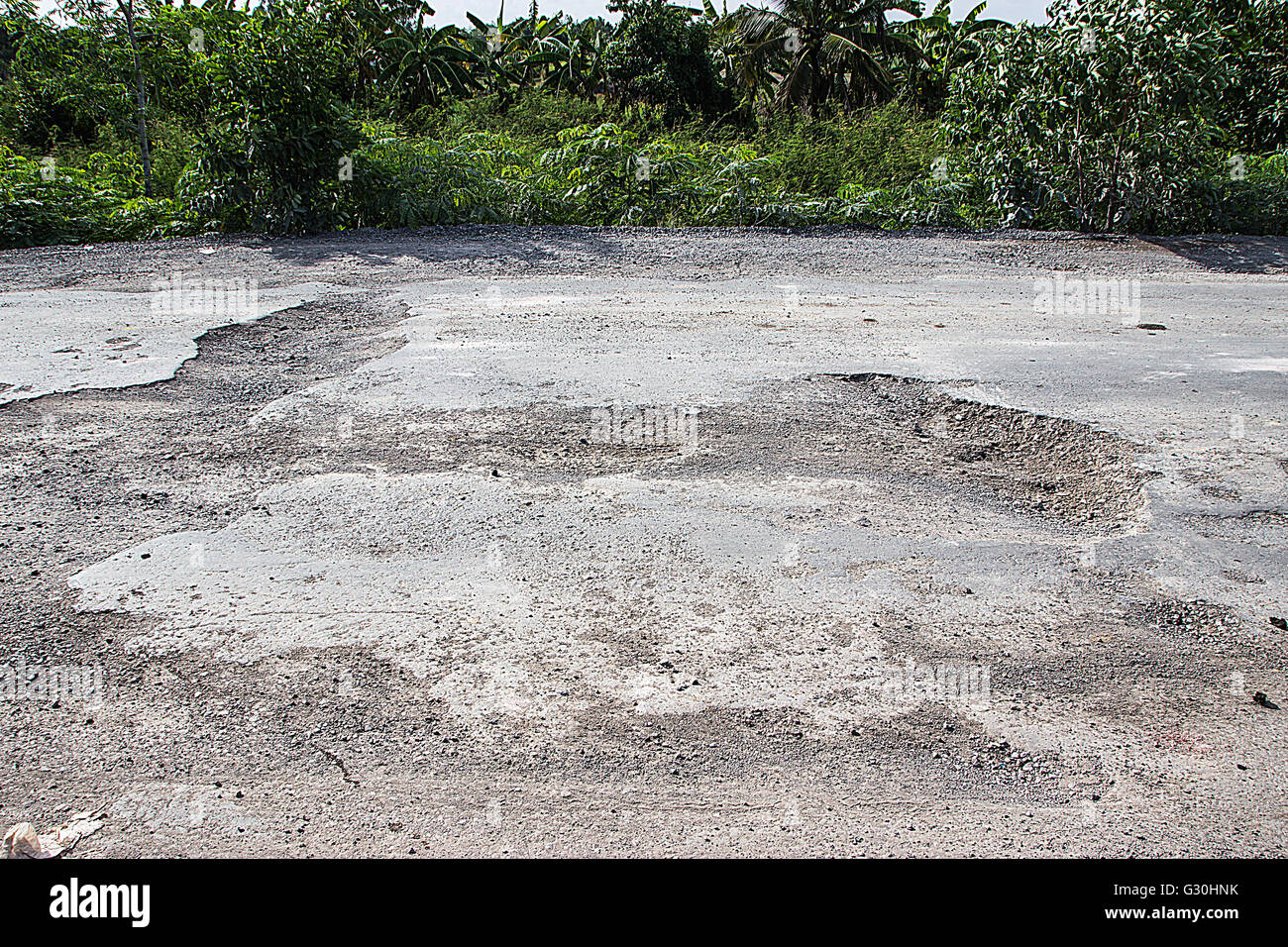Beschädigte Straße in die Landschaft, beschädigte asphaltierte Straße mit Schlaglöchern verursacht, schlechten Strasse. Stockfoto