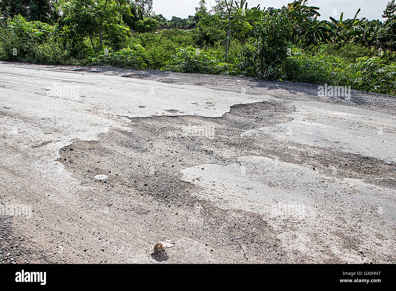 Beschädigte Straße in die Landschaft, beschädigte asphaltierte Straße mit Schlaglöchern verursacht, schlechten Strasse. Stockfoto