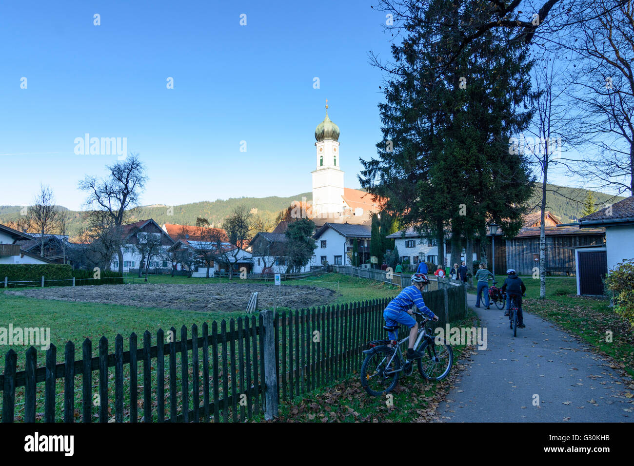 Pfarrkirche St. Peter und Paul und Kinder mit dem Fahrrad, Deutschland, Bayern, Oberbayern, Oberbayern, Oberammergau Stockfoto
