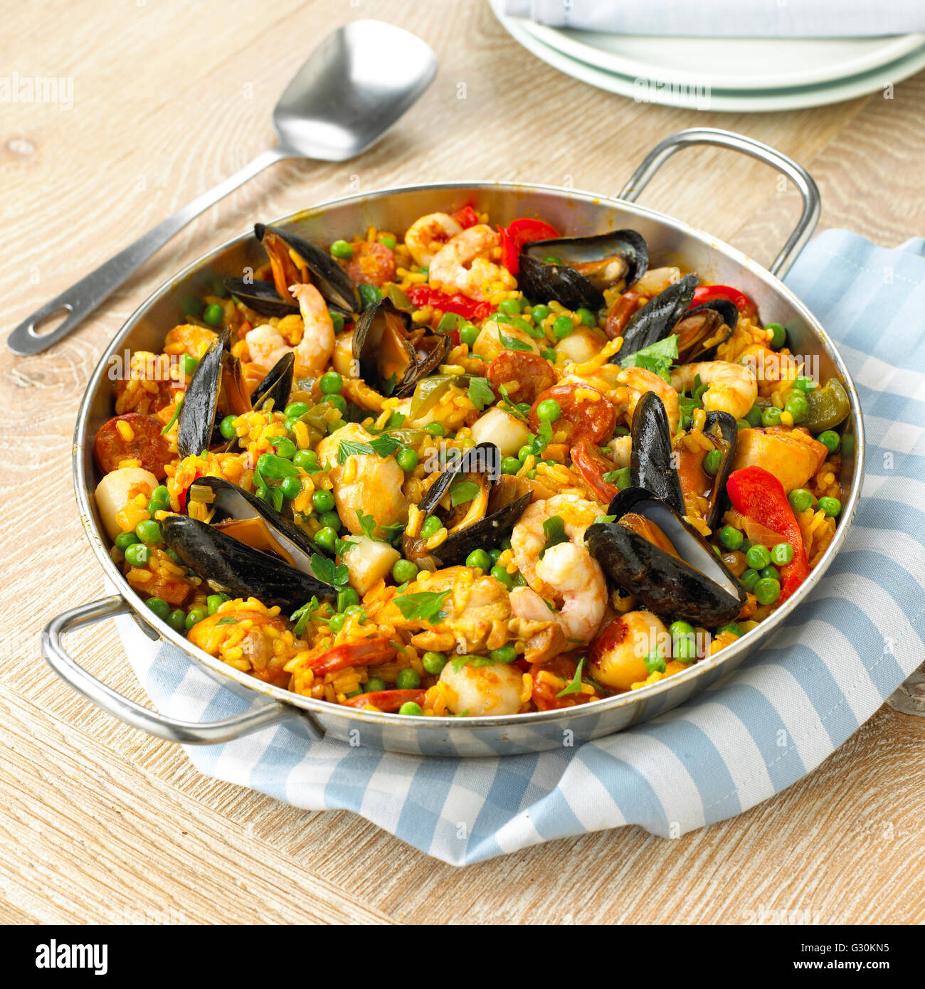 Paella Essen serviert heiß Stockfoto