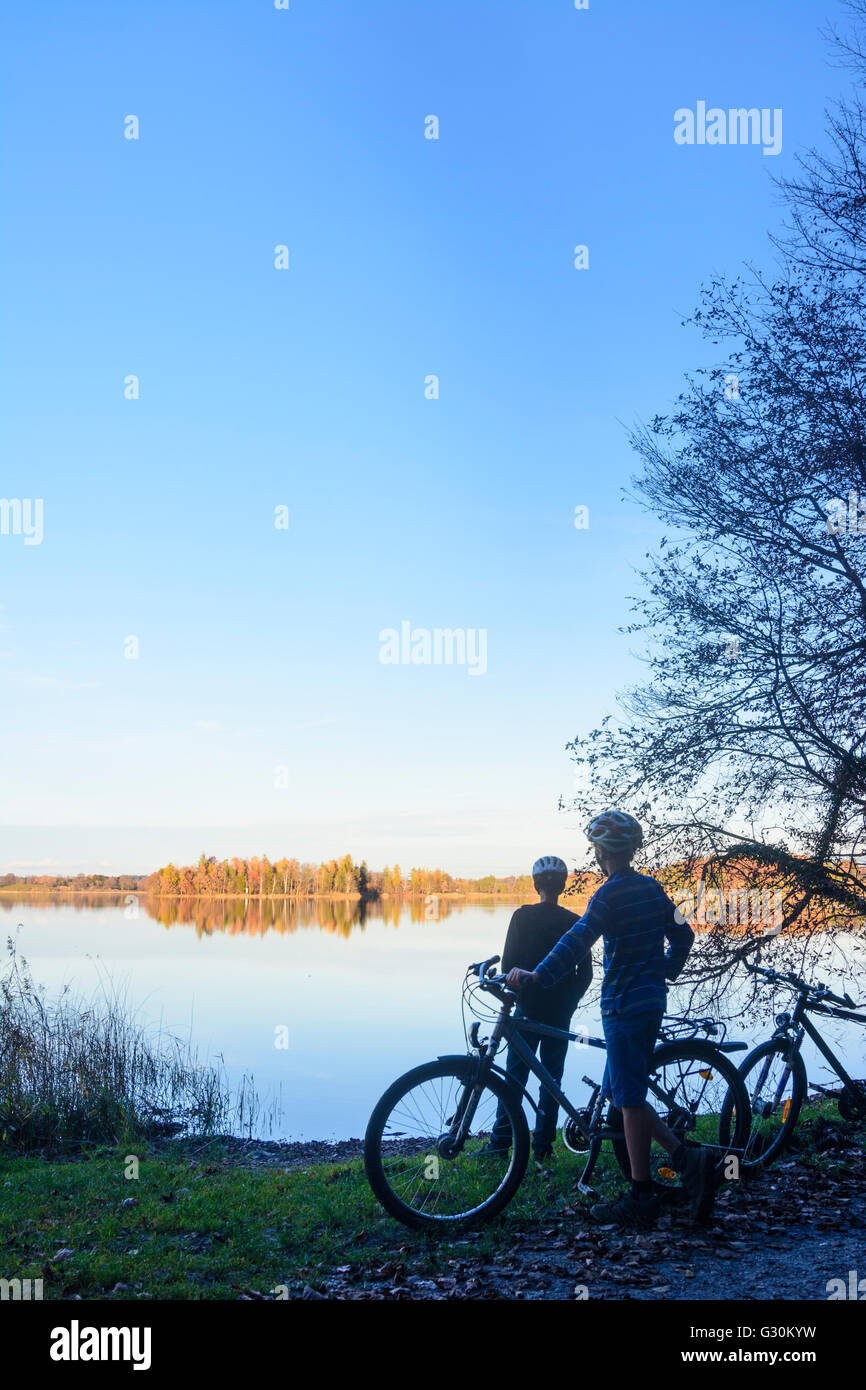 See-Staffelsee bei Sonnenuntergang mit Kindern mit dem Fahrrad, Deutschland, Bayern, Bayern, Oberbayern, Oberbayern, Murnau bin Staffelsee Stockfoto