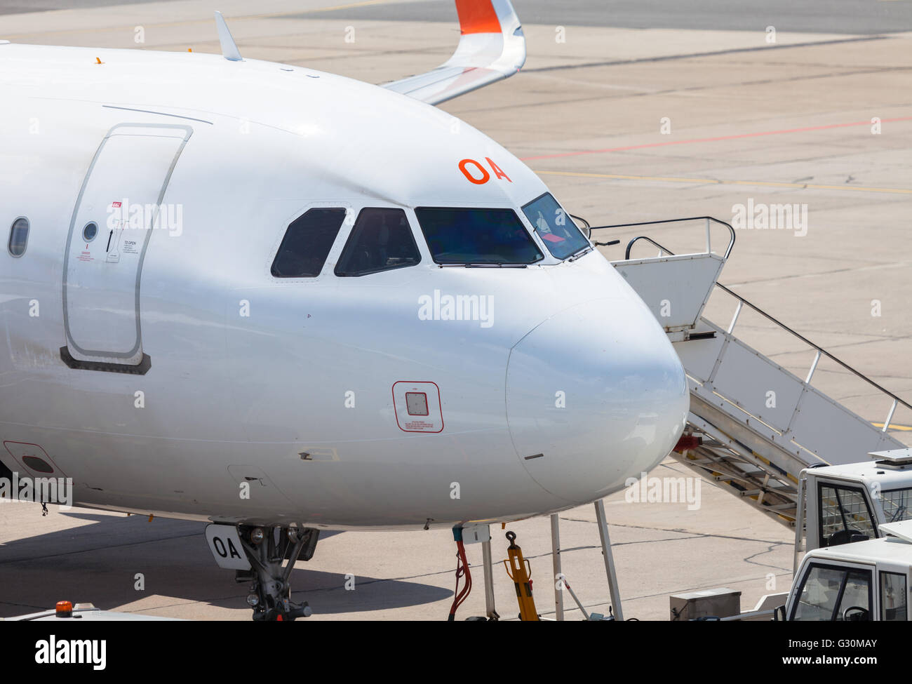 BERLIN / Deutschland - 4. Juni 2016: Airbus A 320-214 von EasyJet am Flughafen Schönefeld, Berlin / Deutschland am 4. Juni 2016 Stockfoto