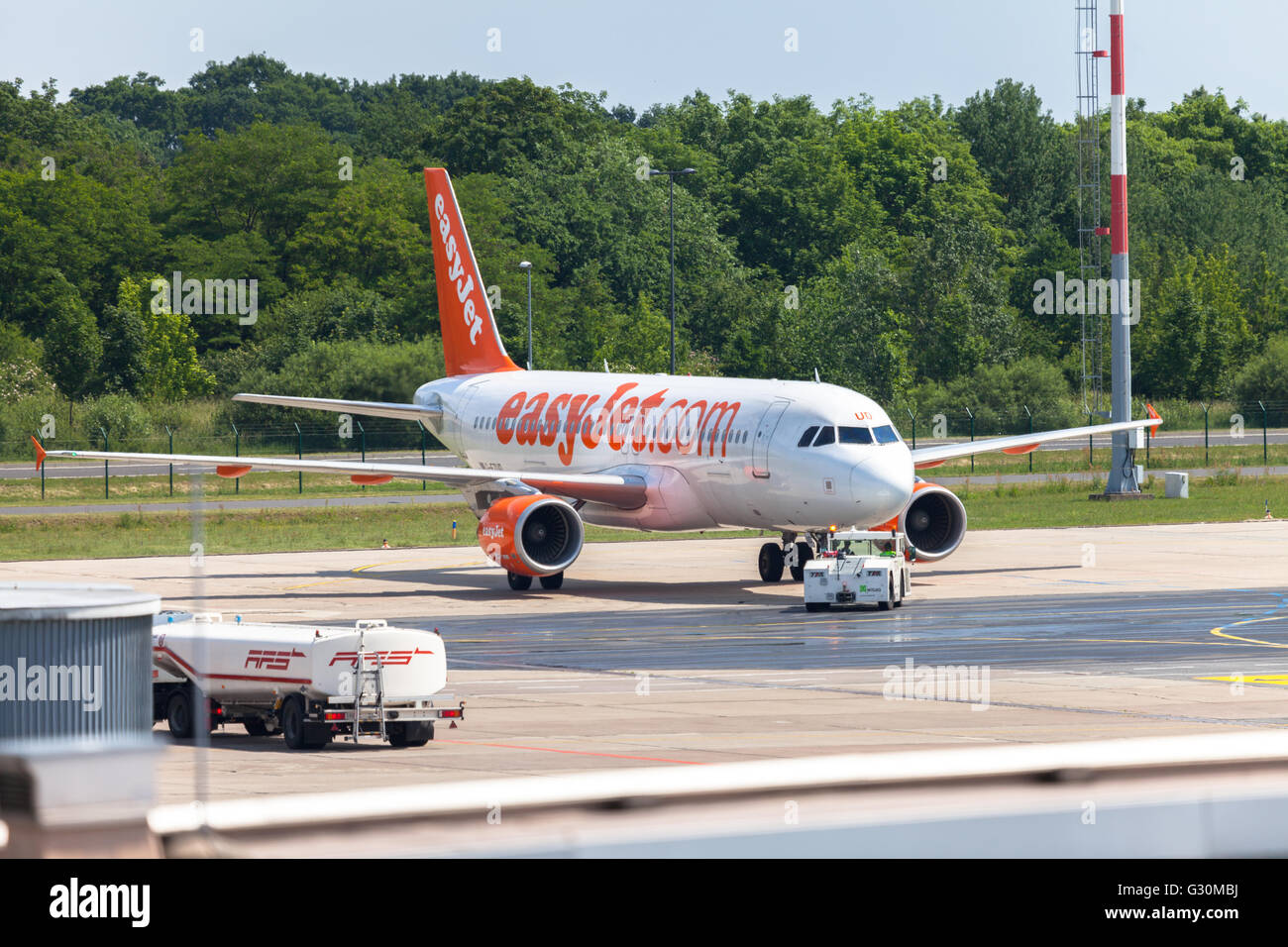 BERLIN / Deutschland - 4. Juni 2016: Airbus A 320-214 von EasyJet am Flughafen Schönefeld, Berlin / Deutschland am 4. Juni 2016 Stockfoto