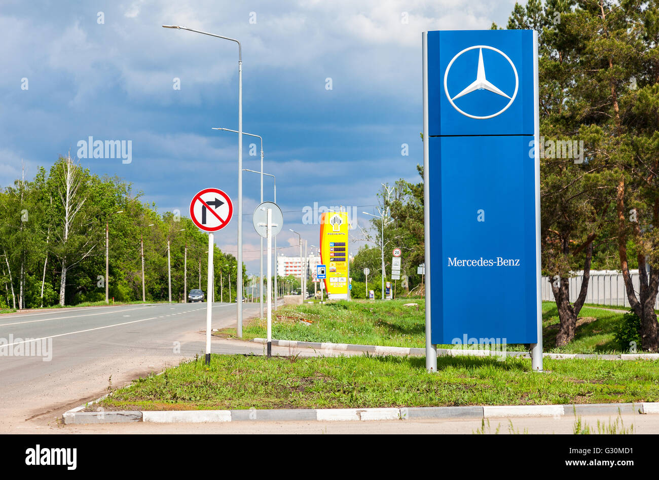 Offizielle Händler Zeichen von Mercedes-Benz im sonnigen Sommertag Stockfoto