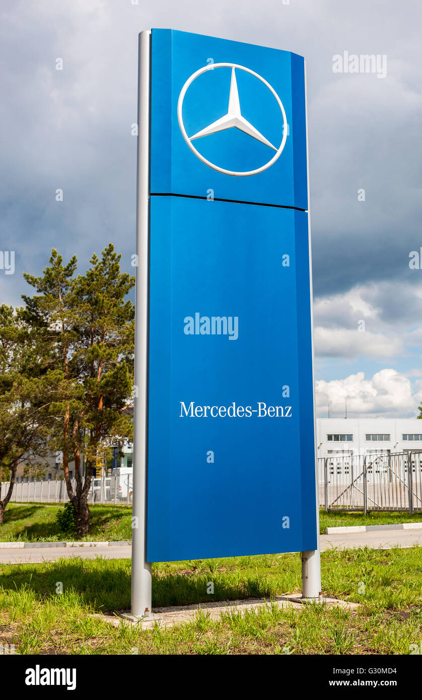 Offizielle Händler Zeichen von Mercedes-Benz im sonnigen Sommertag. Stockfoto
