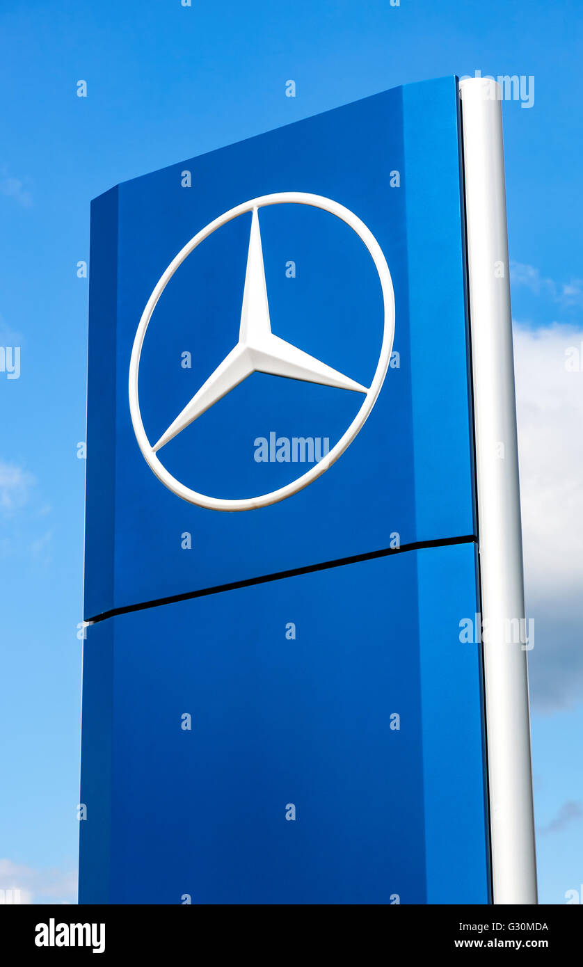 Offizielle Händler Schild von Mercedes-Benz über blauen Himmel. Stockfoto