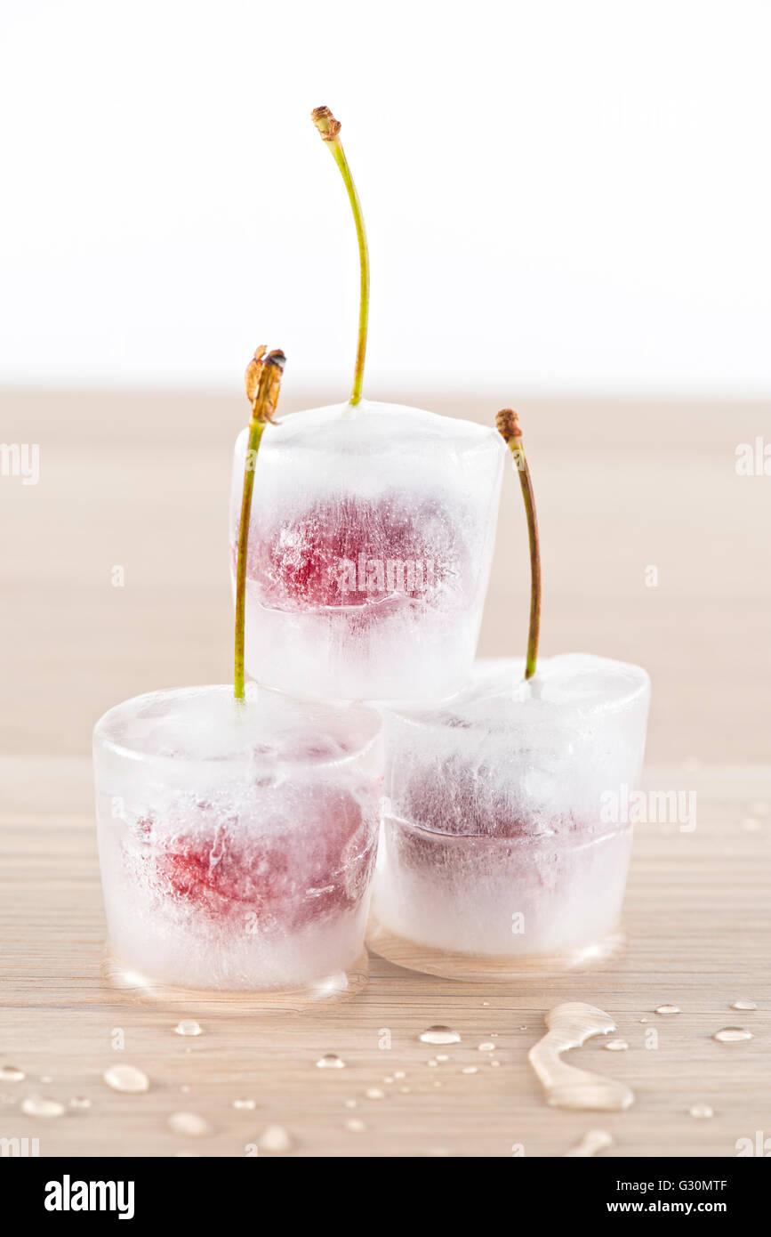 Eiswürfel auf kirschen -Fotos und -Bildmaterial in hoher Auflösung – Alamy