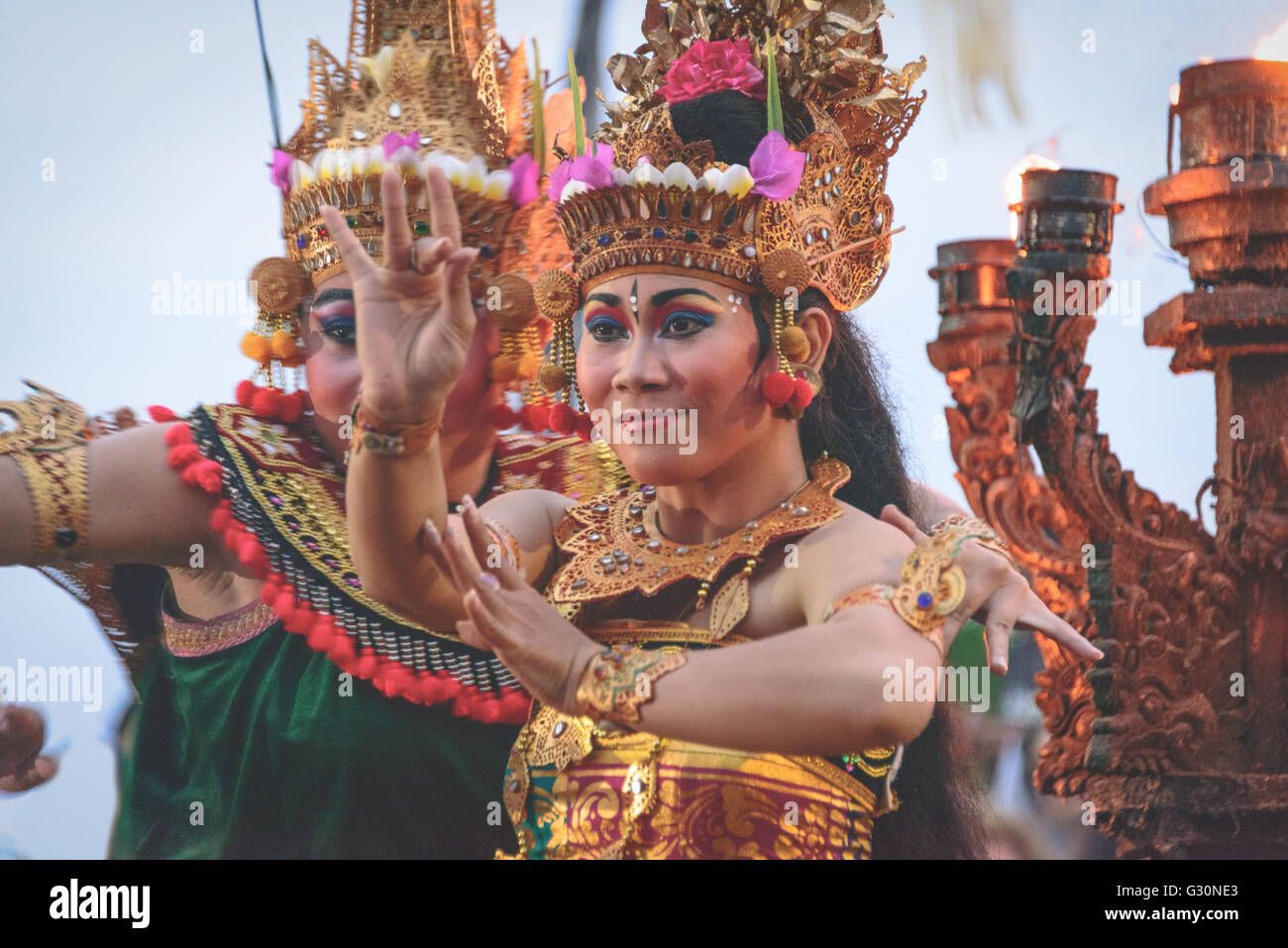 Die Balinesen Feuer Tanz-Performance in Uluwatu, Bali Stockfoto