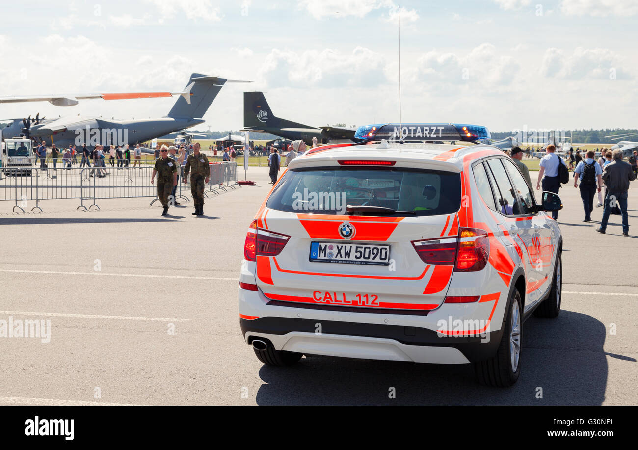 BERLIN / Deutschland - 4. Juni 2016: deutscher Notarzt Notarzt Auto fährt am Flughafen Schönefeld / Berlin, Deutschland am 4. Juni Stockfoto