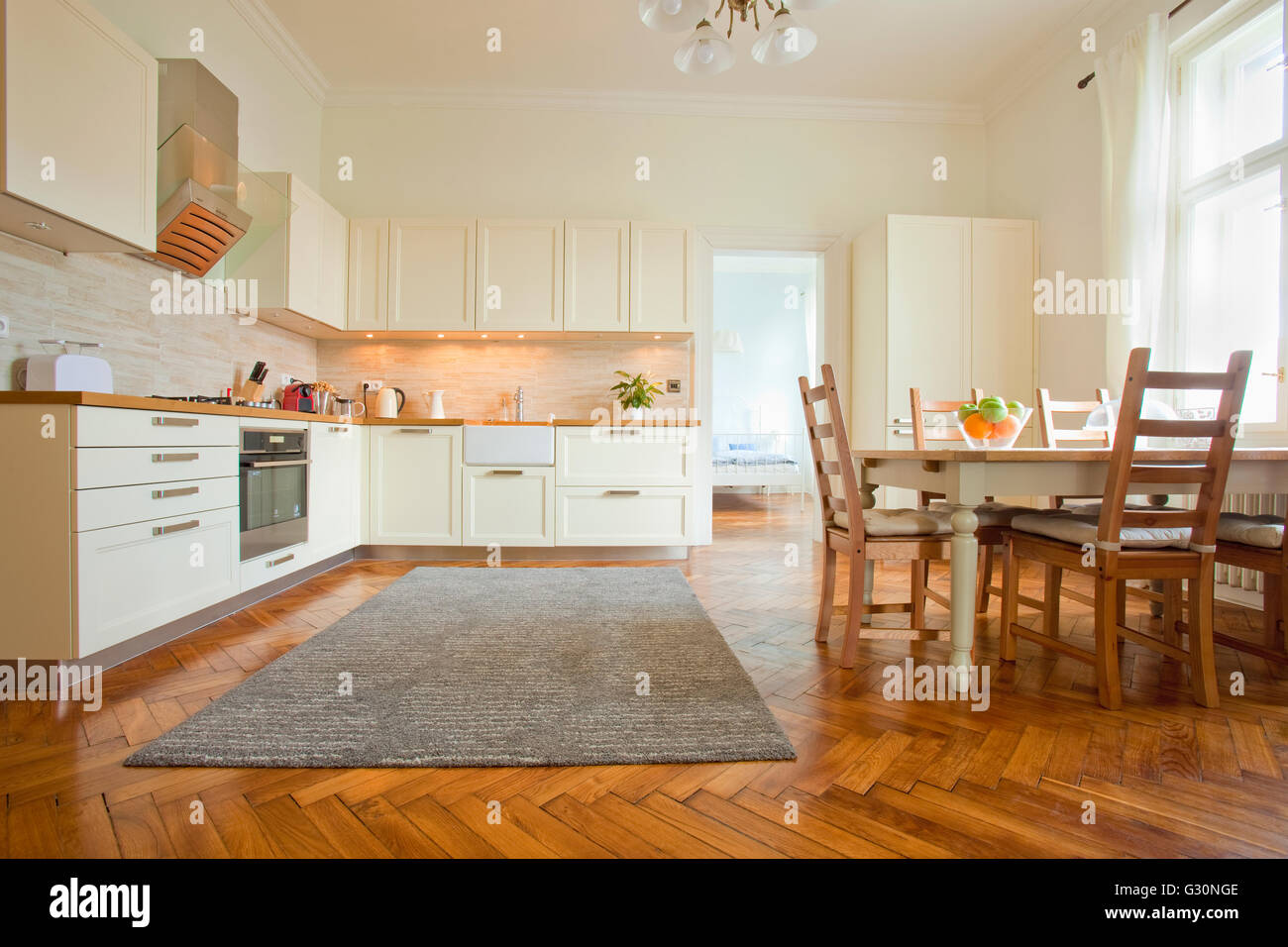 Wohnung innen - Küche mit Tisch und Stühlen. Stockfoto