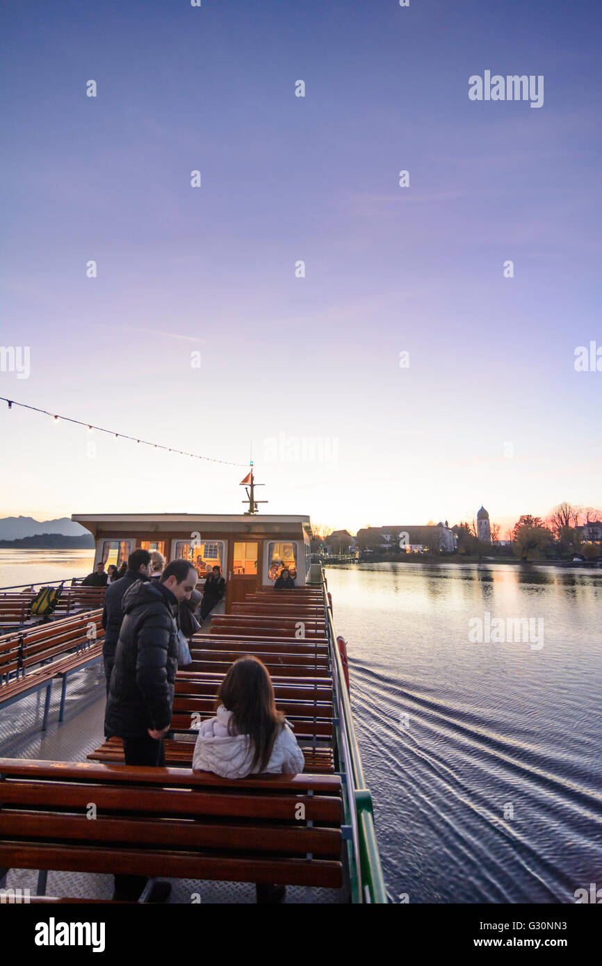 Blick von einem Fahrgastschiff am Chiemsee mit der Fraueninsel und die Alpen bei Sonnenuntergang, Deutschland, Bayern, Bayern, Oberbayern, Ch Stockfoto