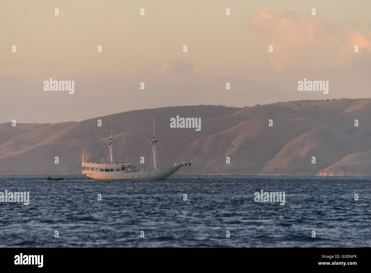 Sunrise-Segeln in der Nähe von Komodo Insel in Indonesien Stockfoto