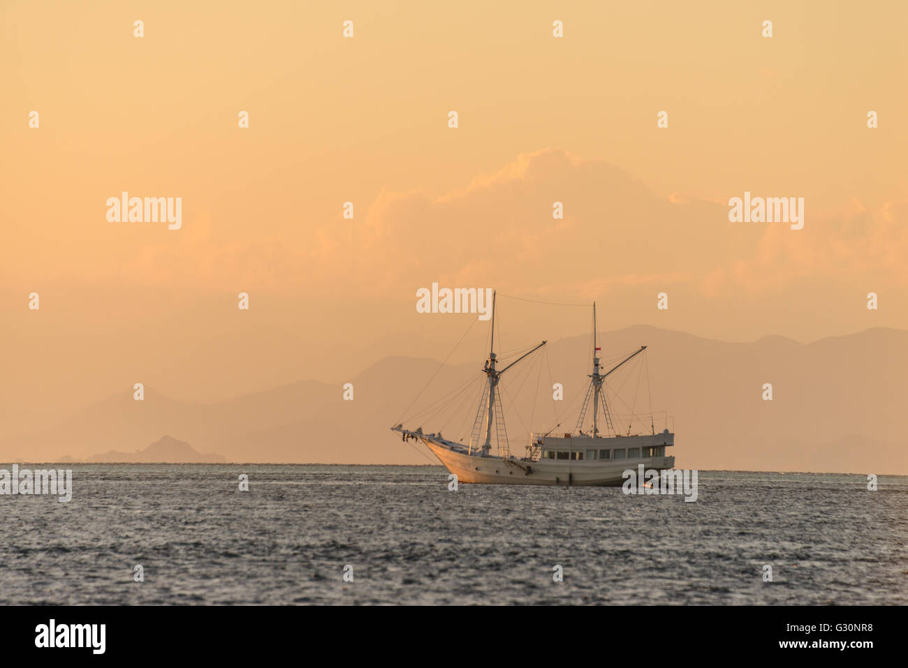 Sunrise-Segeln in der Nähe von Komodo Insel in Indonesien Stockfoto