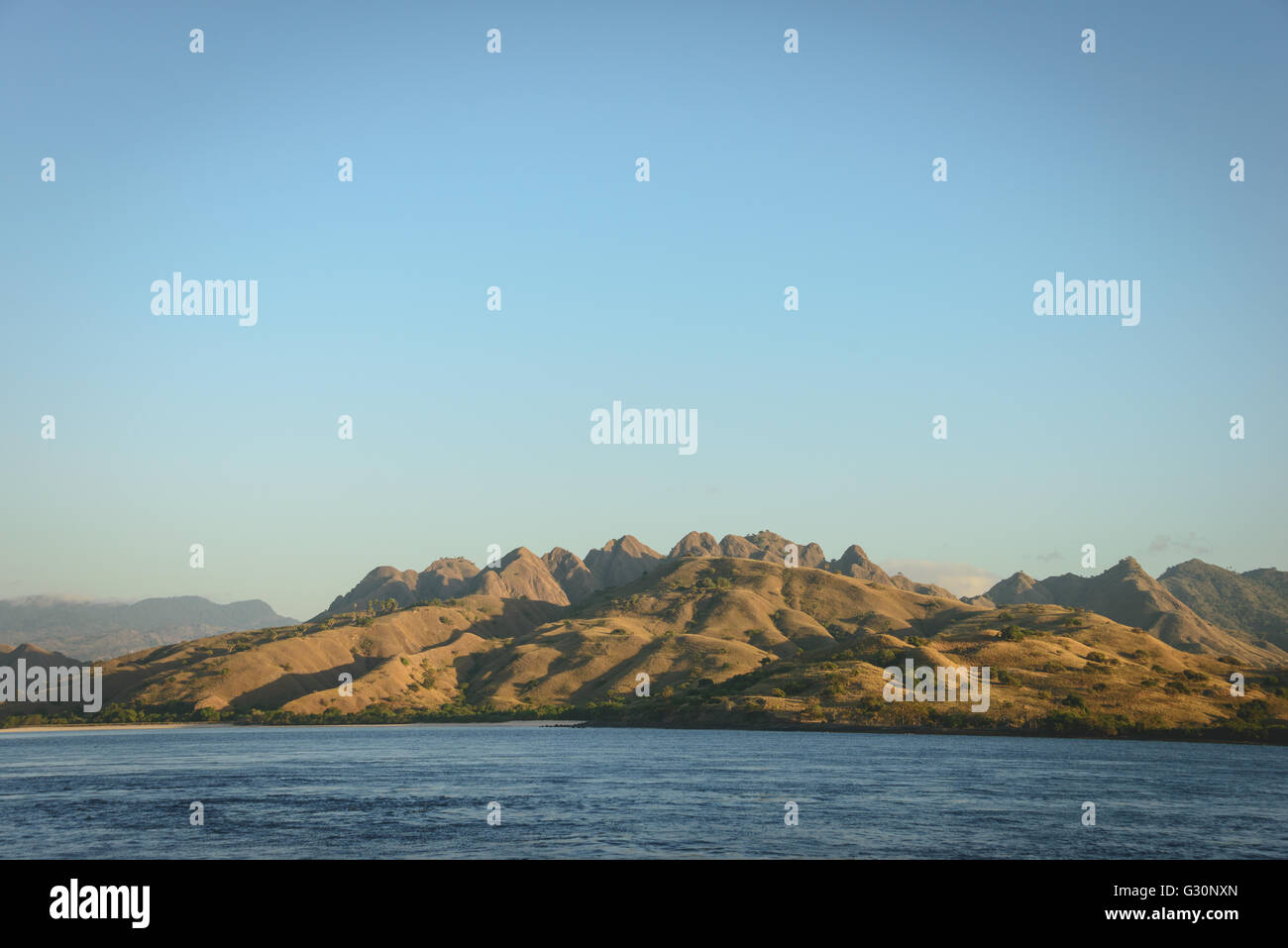 Hügel auf der Küste von Komodo Insel in Indonesien Stockfoto