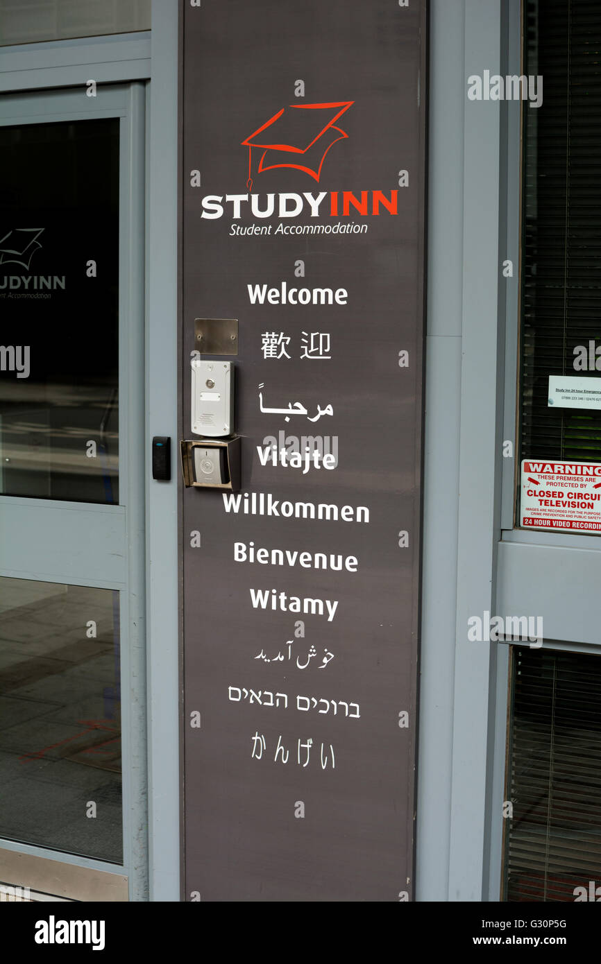 Multi-linguale anmelden Studie Inn studentisches Wohnen, Coventry, UK Stockfoto
