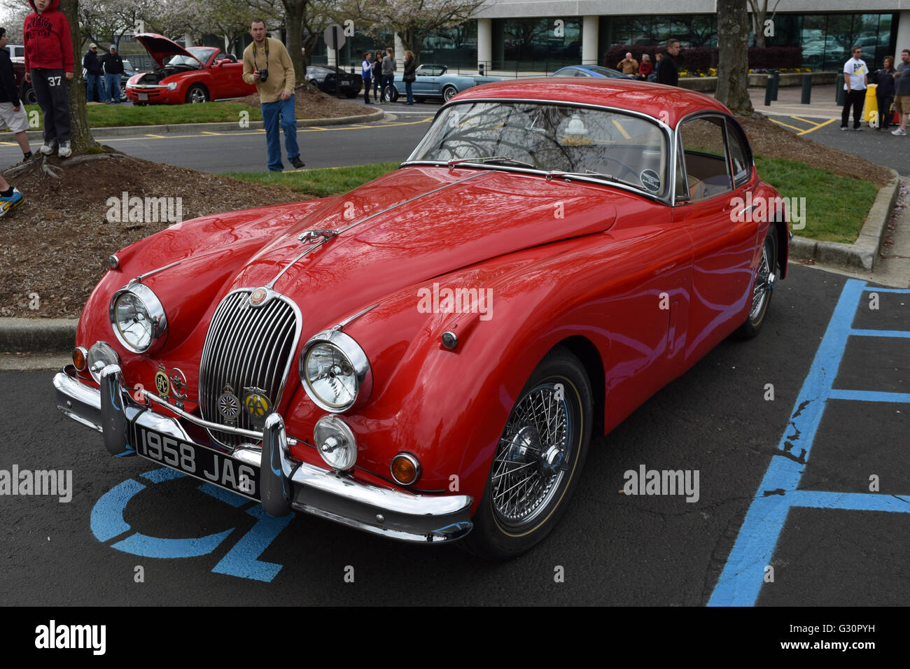 Ein Jahrgang 1958 Jaguar auf dem Display an einem Auto zeigen. Stockfoto