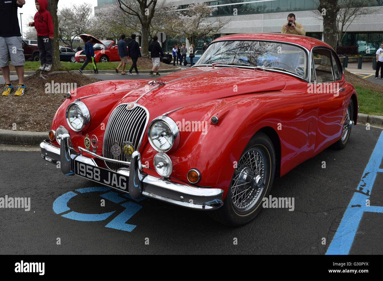 Ein Jahrgang 1958 Jaguar auf dem Display an einem Auto zeigen. Stockfoto