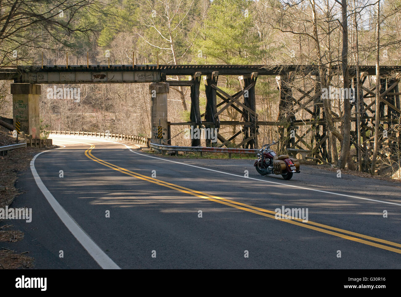 Ein indisches Chief Vintage Motorrad parkte in der Nähe einer alten Eisenbahnüberführung auf der Tennessee State Road 68. Stockfoto