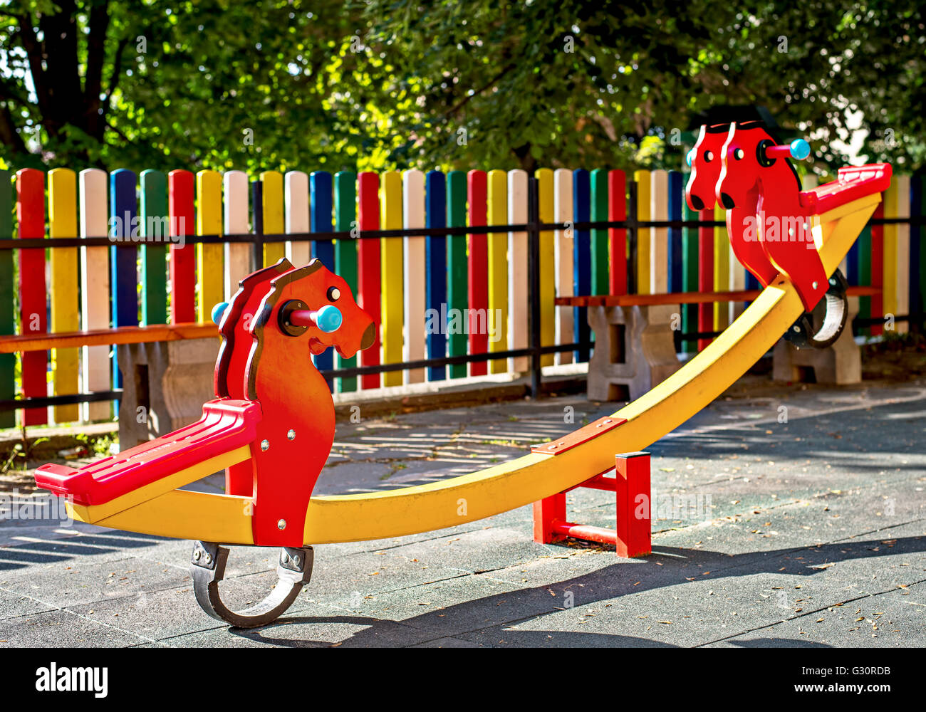 Bunte Kinder-Spielplatz im Park. Stockfoto