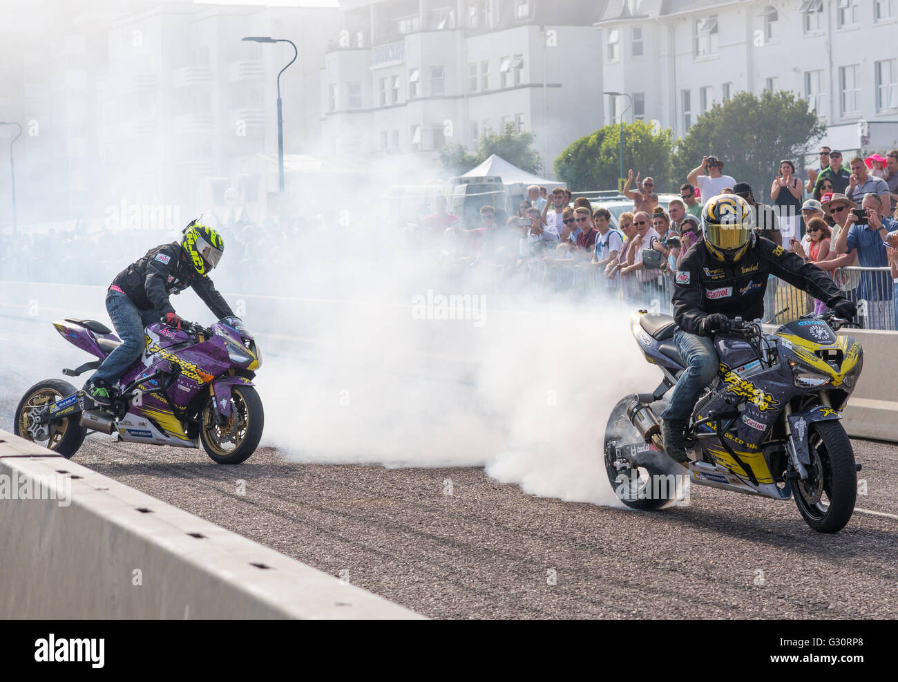 Die zwei Brüder Motor Cycle Stunt Team führen beim Bournemouth Räder Festival, Juni 2016. Stockfoto
