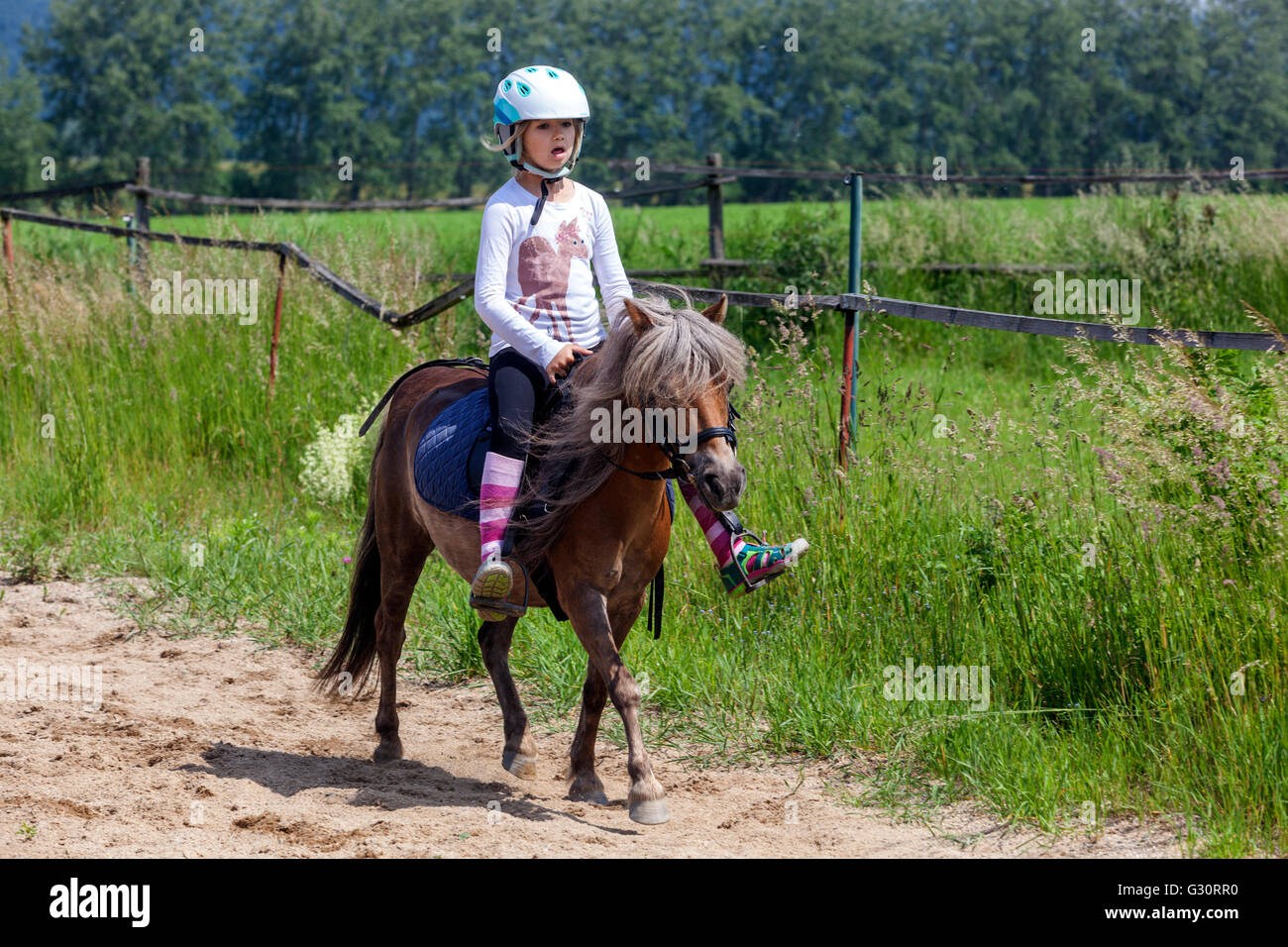 Reiten Junges Kind Reiten Pferd, Mädchen mit Pony, Kind auf Pony Stockfoto