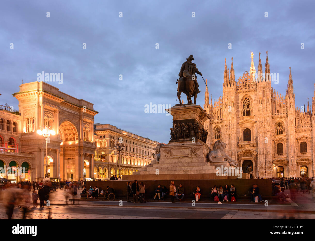 Piazza del Duomo mit Triumphbogen am Eingang der Galleria Vittorio Emanuele II, die Kathedrale und die Reiterstatue von V Stockfoto