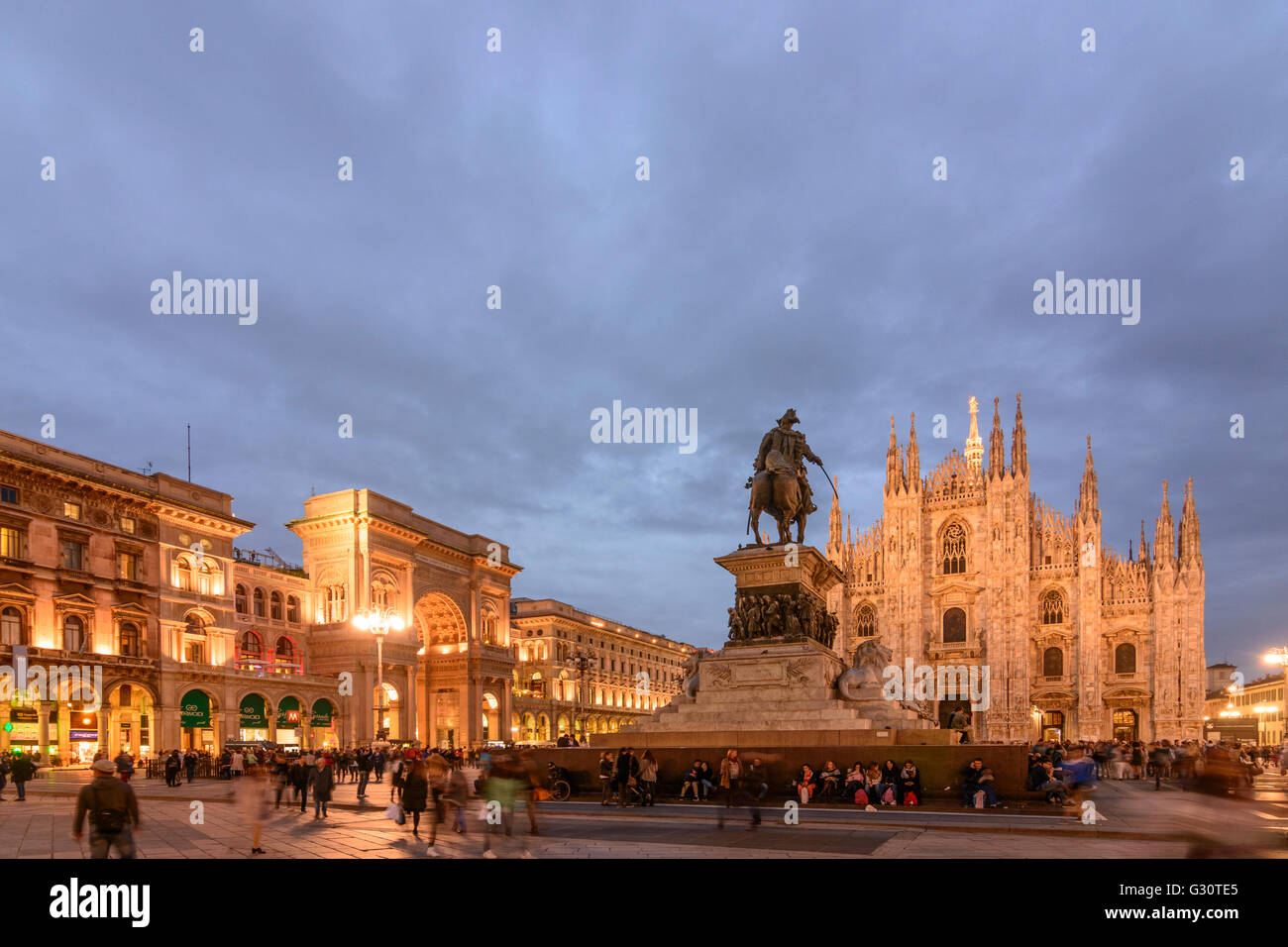 Piazza del Duomo mit Triumphbogen am Eingang der Galleria Vittorio Emanuele II, die Kathedrale und die Reiterstatue von V Stockfoto