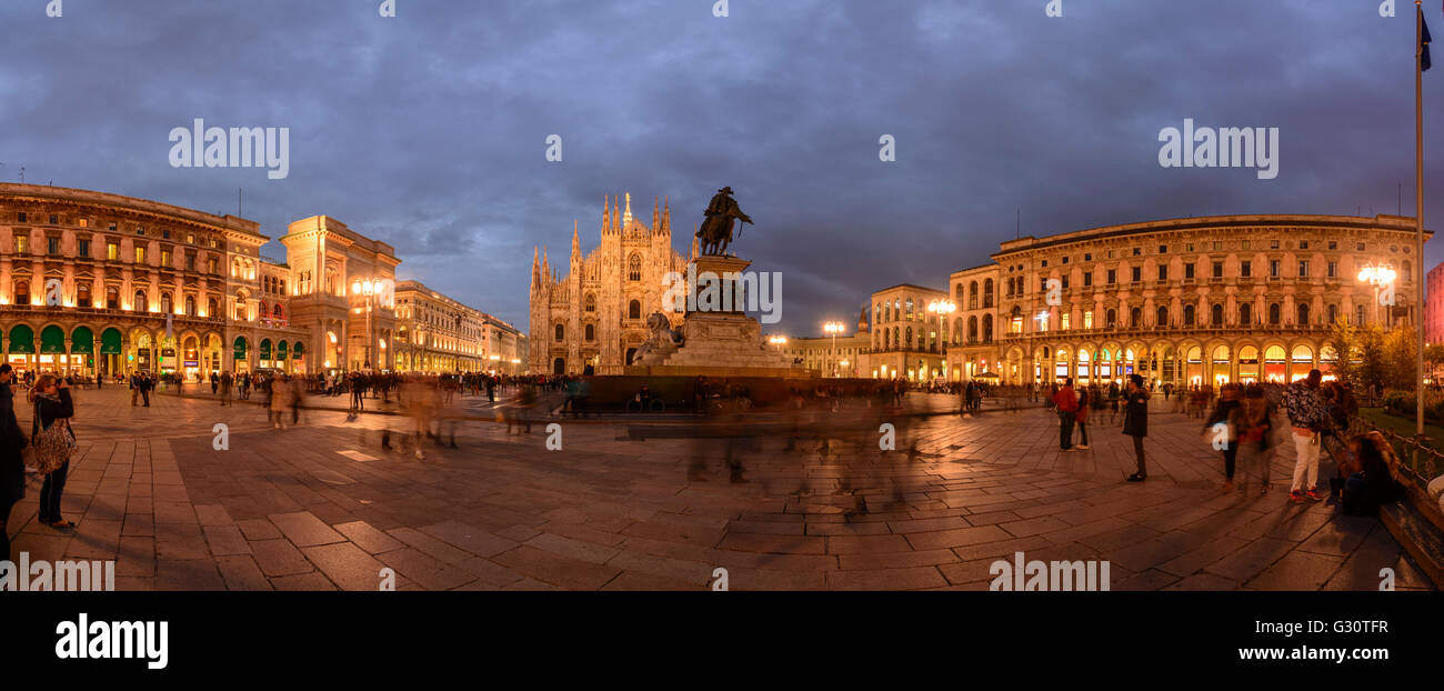 Piazza del Duomo mit Triumphbogen am Eingang der Galleria Vittorio Emanuele II, die Kathedrale, die Reiterstatue von Vit Stockfoto