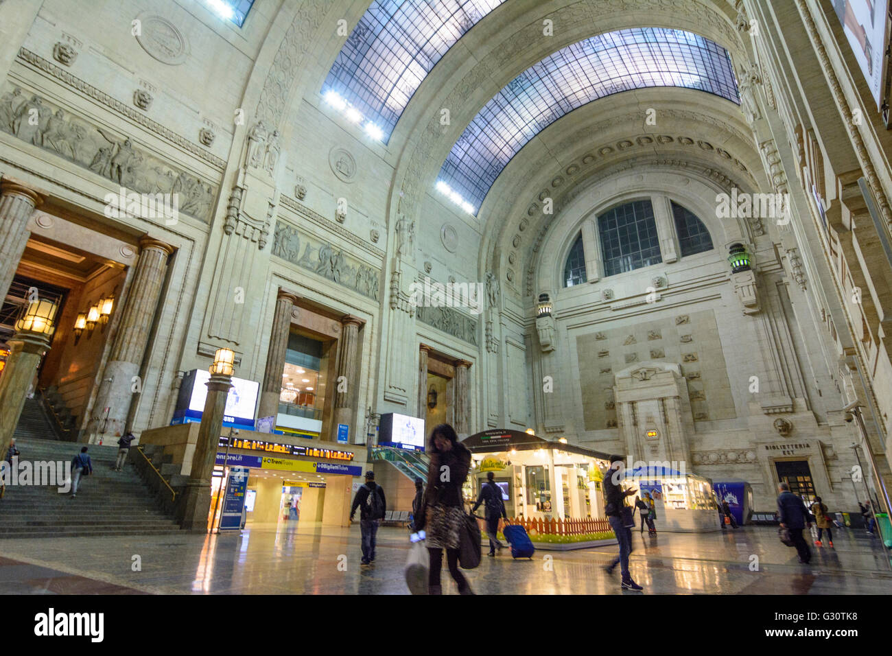 Milano Centrale Bahnhof Station Eingangshalle, Italien, Lombardei, Lombardei, Mailand, Mailand Stockfoto