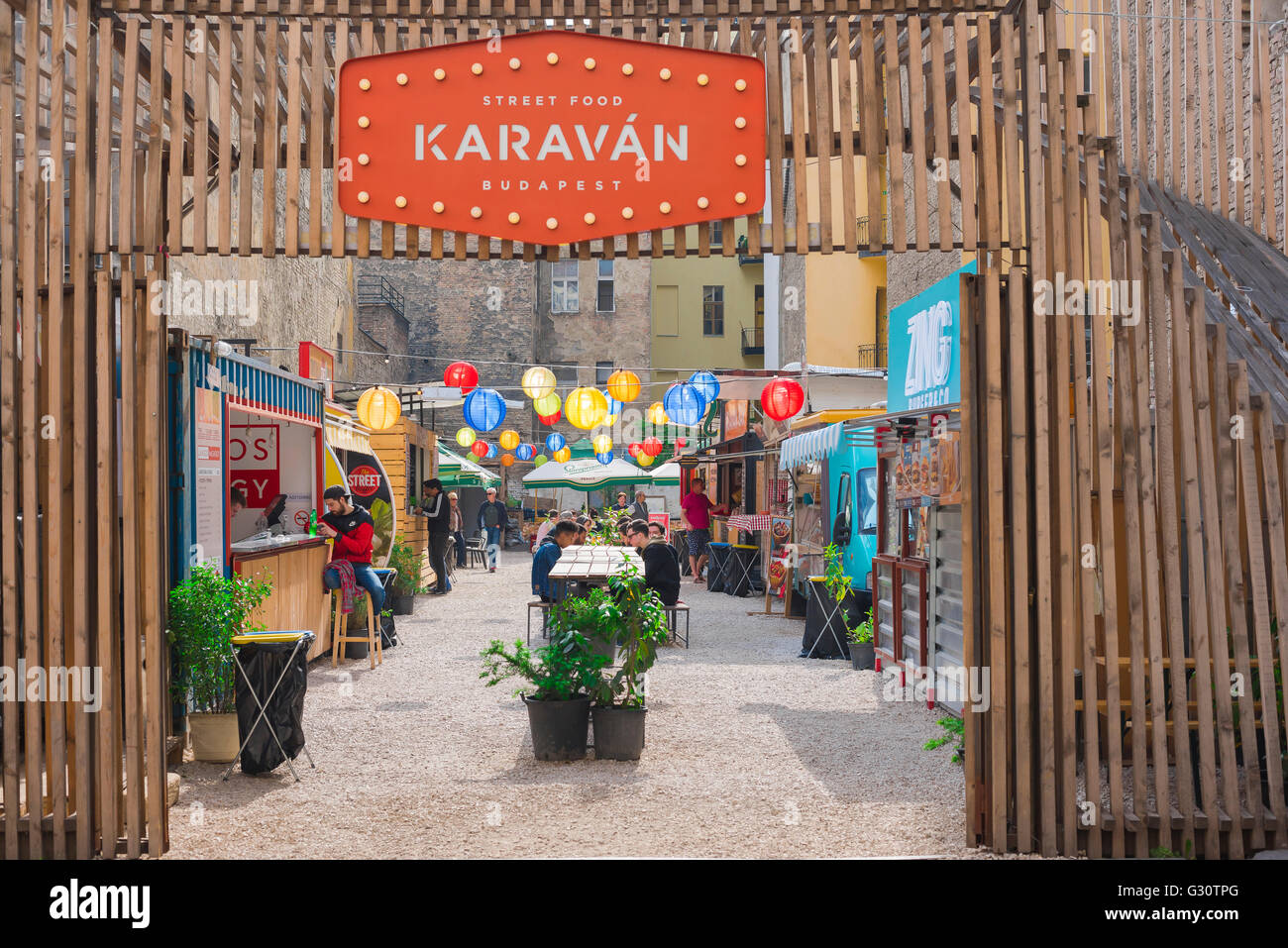 Eine "Ruine Bar" im alten jüdischen Viertel von Budapest, Ungarn (Erzsebetvaros). Stockfoto