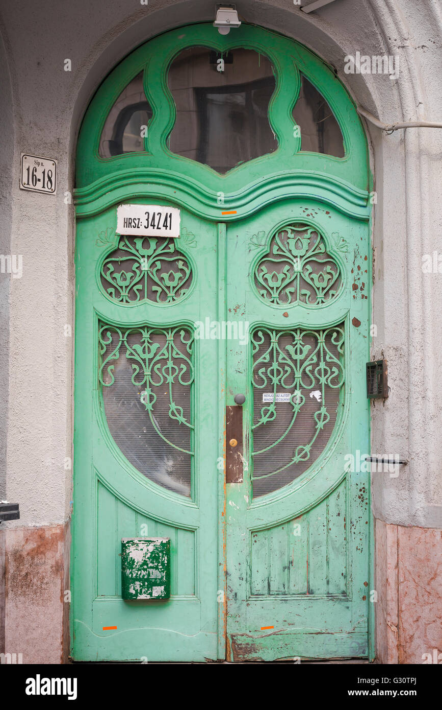 Jugendstiltür, Blick auf eine verwitterte grüne Jugendstiltür im jüdischen Viertel (Erzsebetvaros) von budapest, Ungarn. Stockfoto