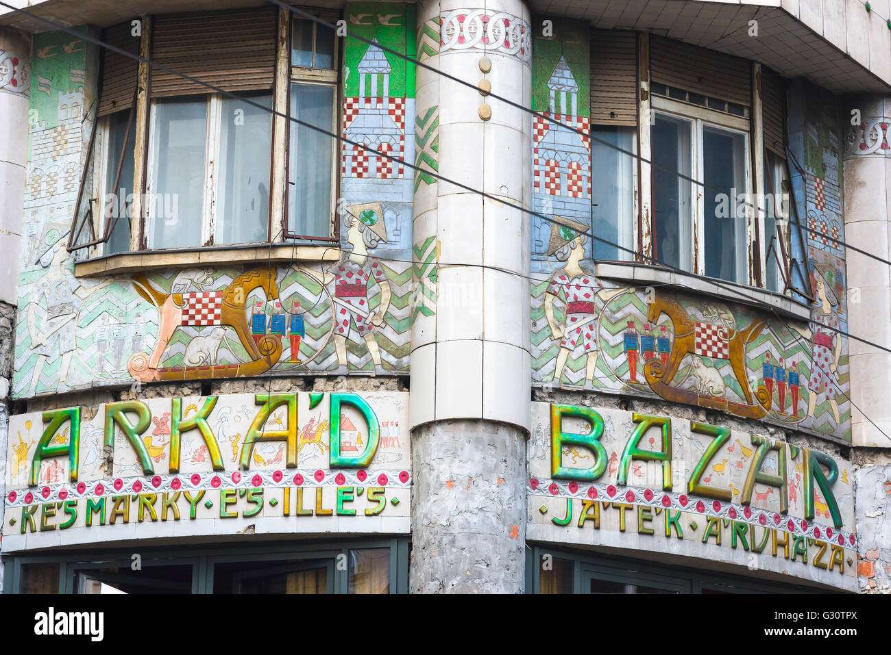 Bunte Art-Nouveau-Stil Außenseite eines Gebäudes im jüdischen Viertel von Budapest, Ungarn (Erzsebetvaros). Stockfoto