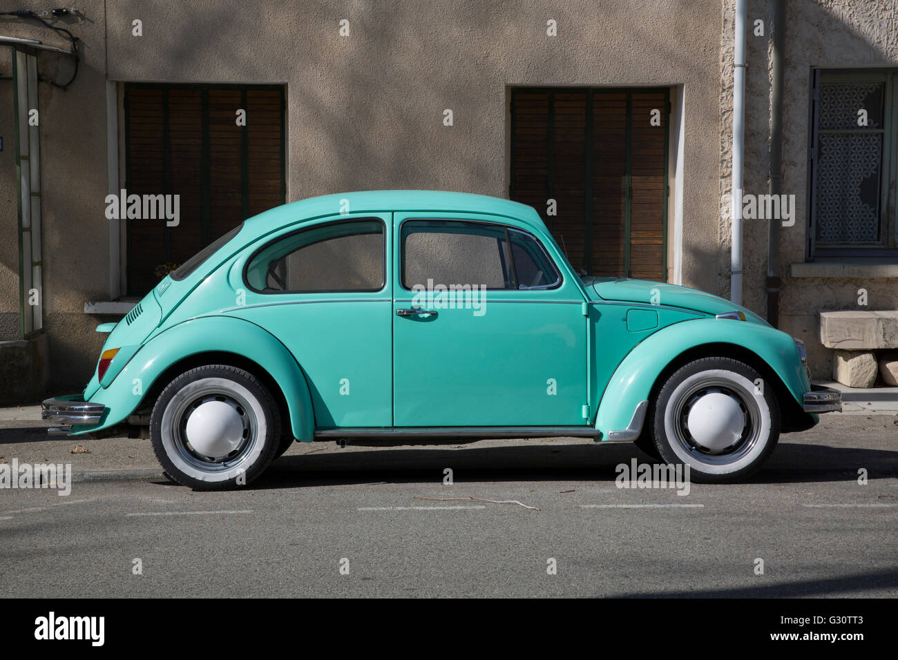 VW Käfer Auto in der Straße in der Provence, Frankreich Stockfoto