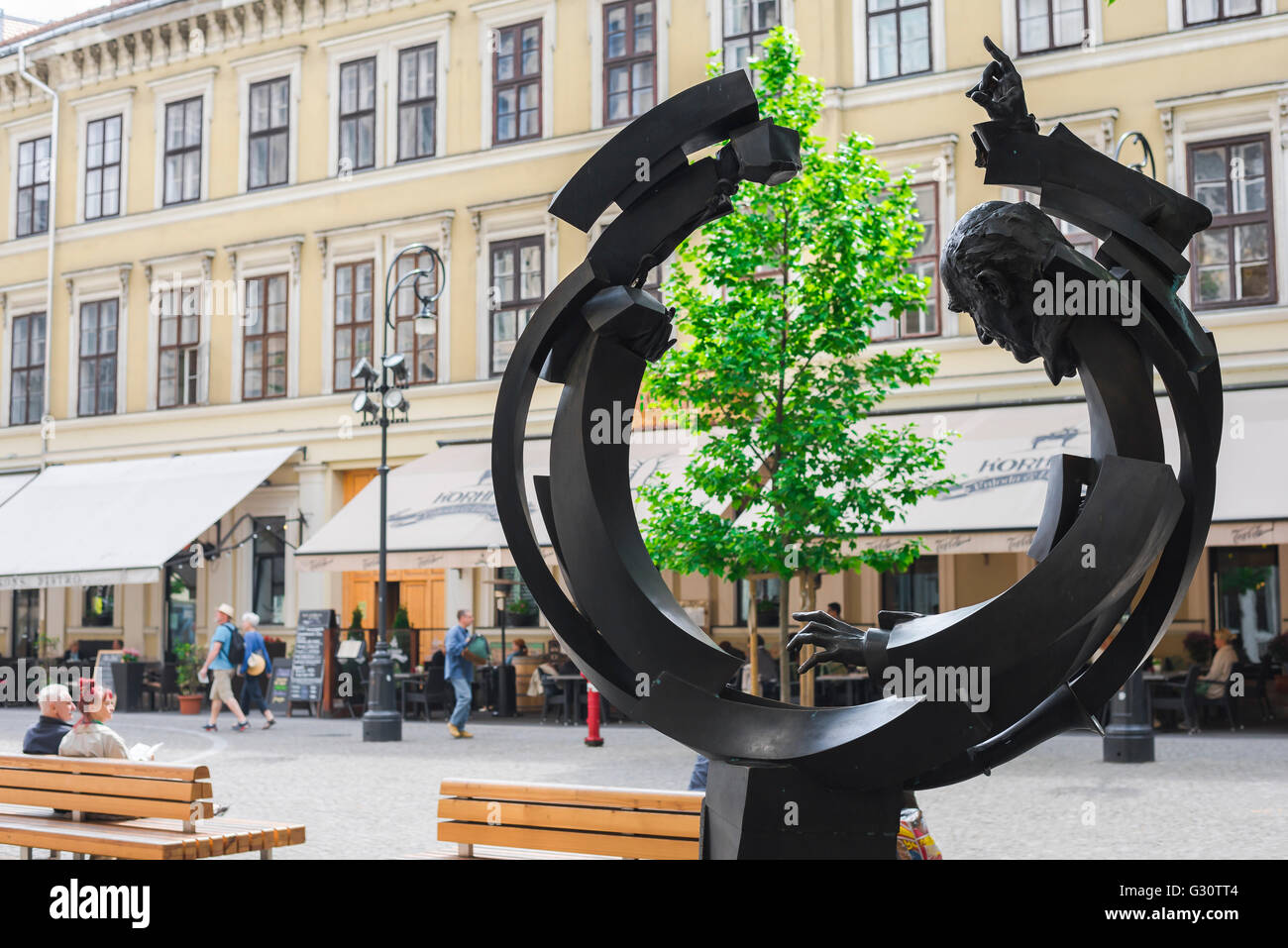 Budapester Straßenkunst, modernistische Skulptur des ungarischen Dirigenten Sir Georg Solti in Franz von Franz von Franz von Franz von Franz von Franz von Franz von Christian im Budapester Stadtteil Terezvaros. Stockfoto