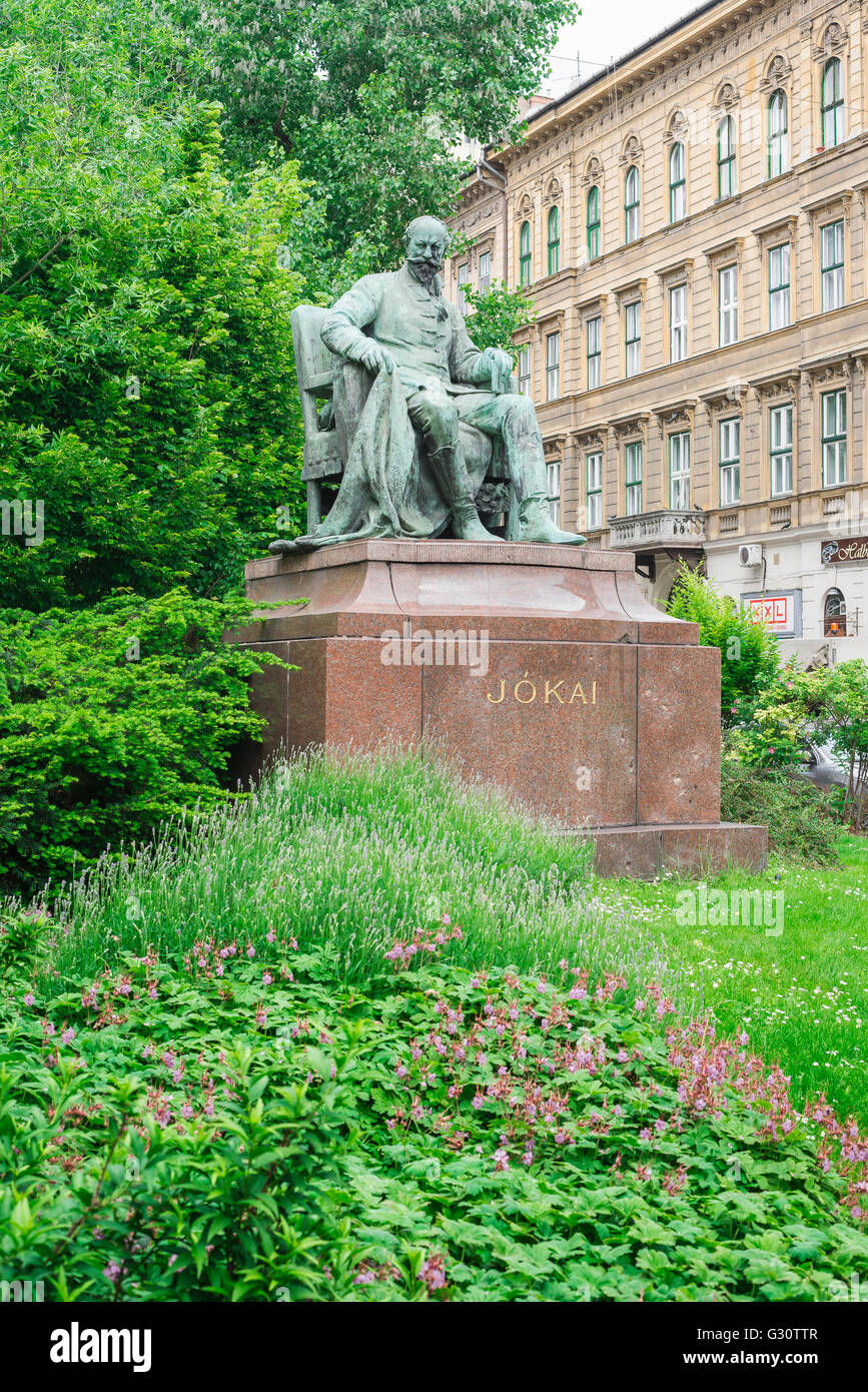 Die Statue des ungarischen Schriftstellers Mor Jokai, mitten auf dem Platz in Budapest, die seinen Namen trägt: Jokai Mor Stockfoto