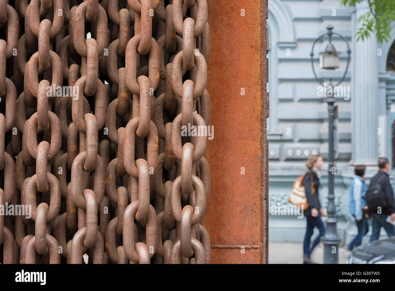Haus des Terrors Budapest, Detail der Kettenkunstinstallation vor dem Haus des Terrors Museum in Budapest, Ungarn. Stockfoto