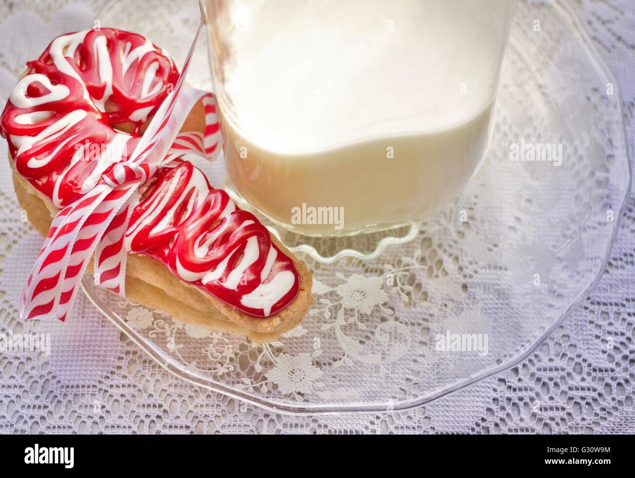 Kekse und Milch für den Weihnachtsmann. Rote und weiße Weihnachten Zuckerkekse und Milch für den Weihnachtsmann. Stockfoto