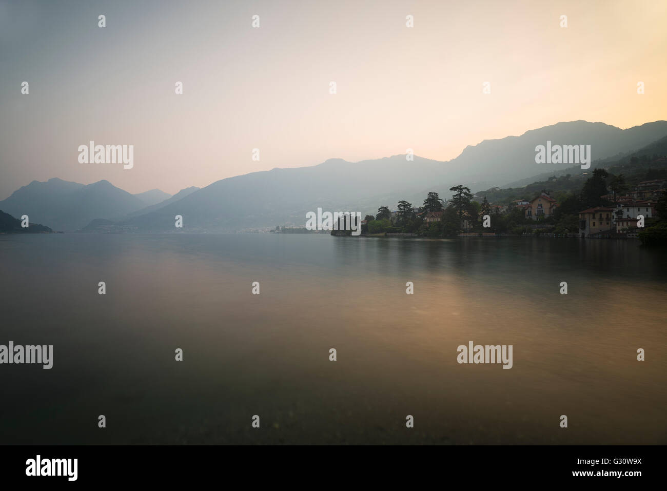 Panorama der Landschaft mit Bergen und Dörfern am Lago d ' Iseo in der Morgendämmerung kurz vor goldenen Sonnenaufgang, Sulzano, Lombardei, Italien Stockfoto
