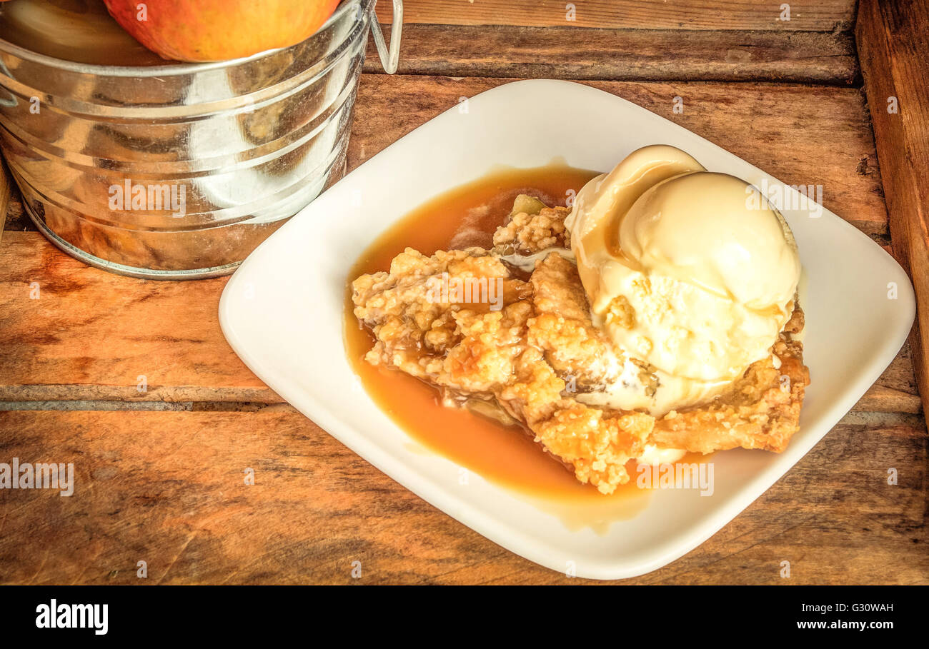 Apple Crisp A La Mode. Frisch gebackener Apfel knackig mit Vanille-Eis und hausgemachte Karamell-Sauce. Stockfoto