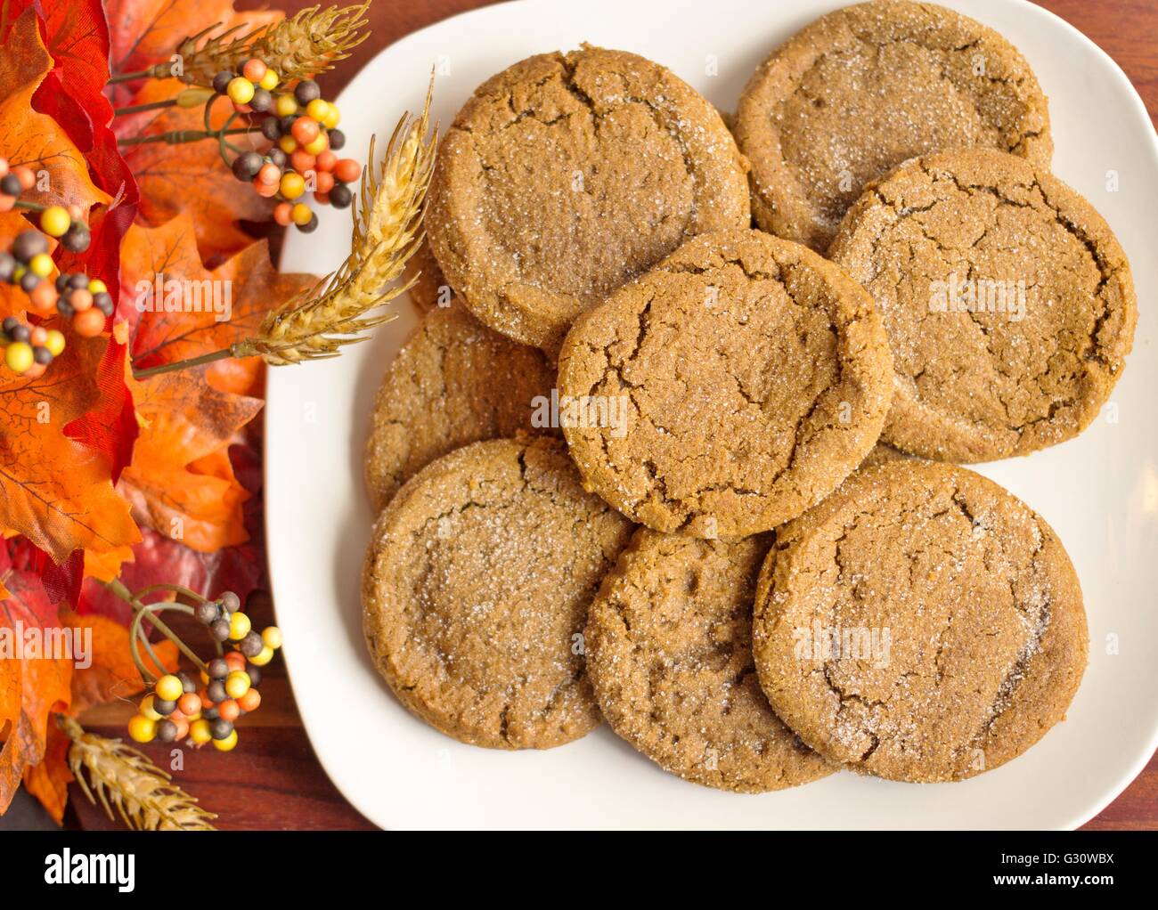 Pumpkin Cookies. pumpkin Cookies mit saisonalen Dekor als Kulisse. Stockfoto