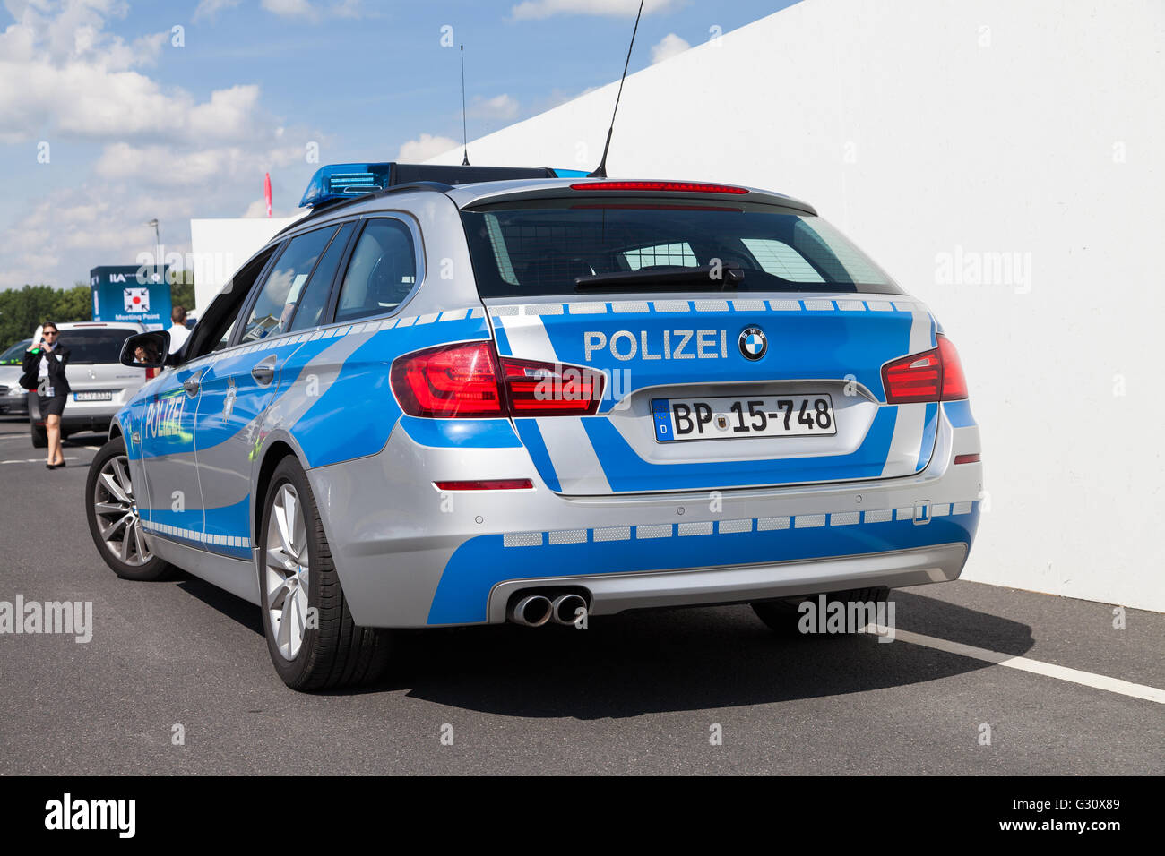 BERLIN / Deutschland - 3. Juni 2016: Deutsche Polizeiauto steht auf einem Gebäude in Berlin / Deutschland am 3. Mai 2016. Stockfoto