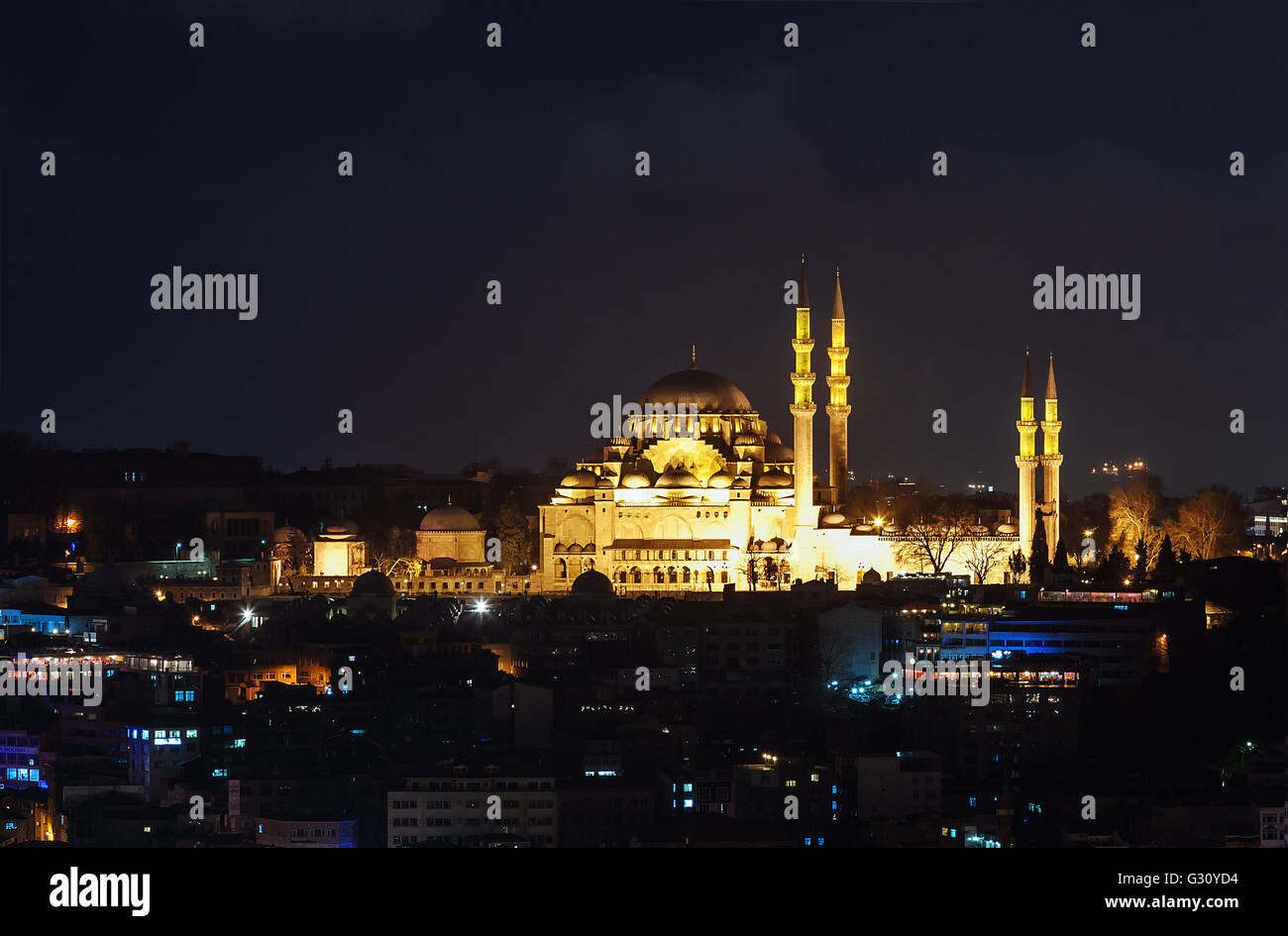 Istambul, Türkei - Februar 2015: Blick auf den Bosporus vom Galata-Turm in der Nacht. Stockfoto