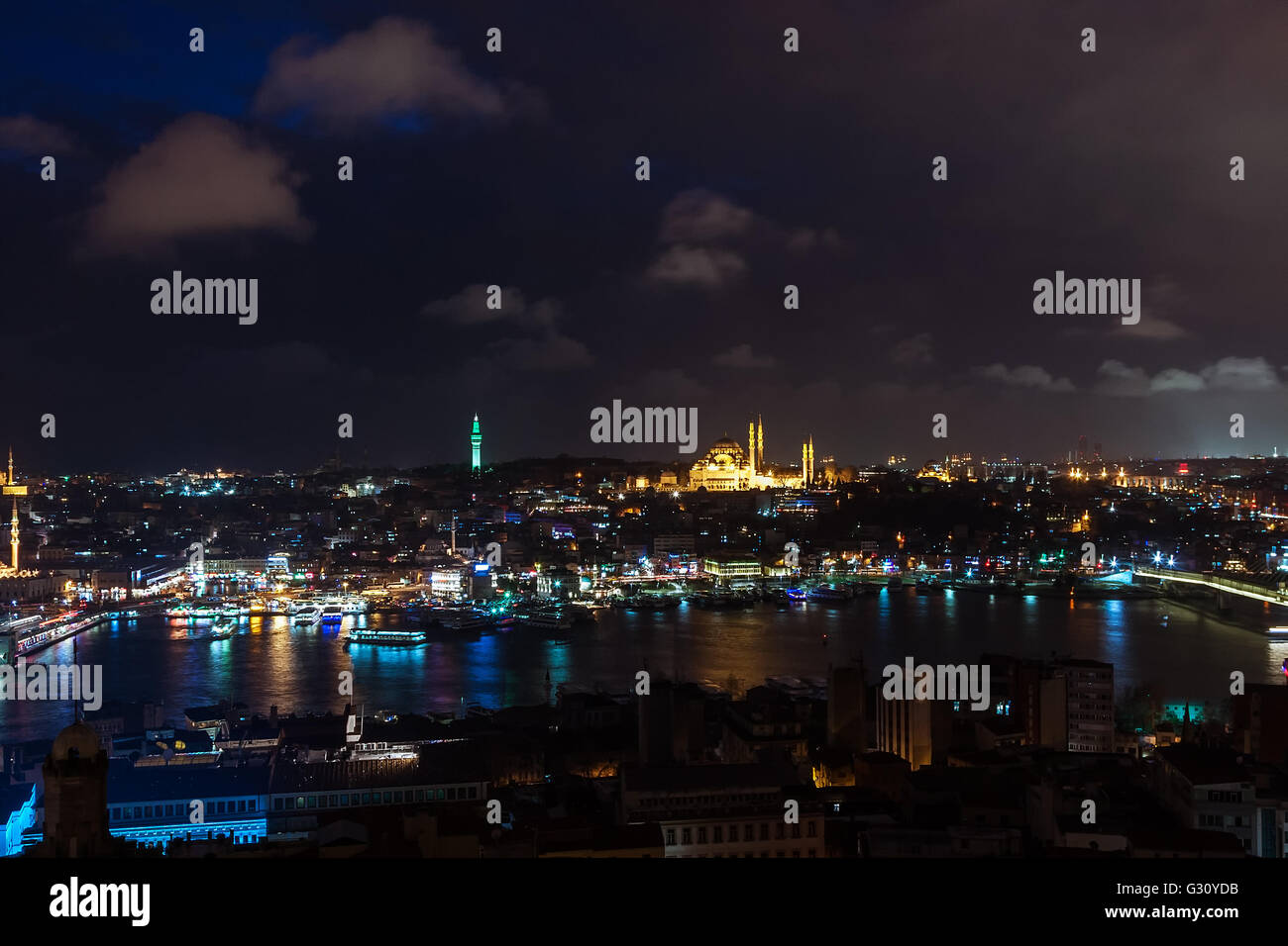 Istambul, Türkei - Februar 2015: Blick auf den Bosporus vom Galata-Turm in der Nacht. Stockfoto