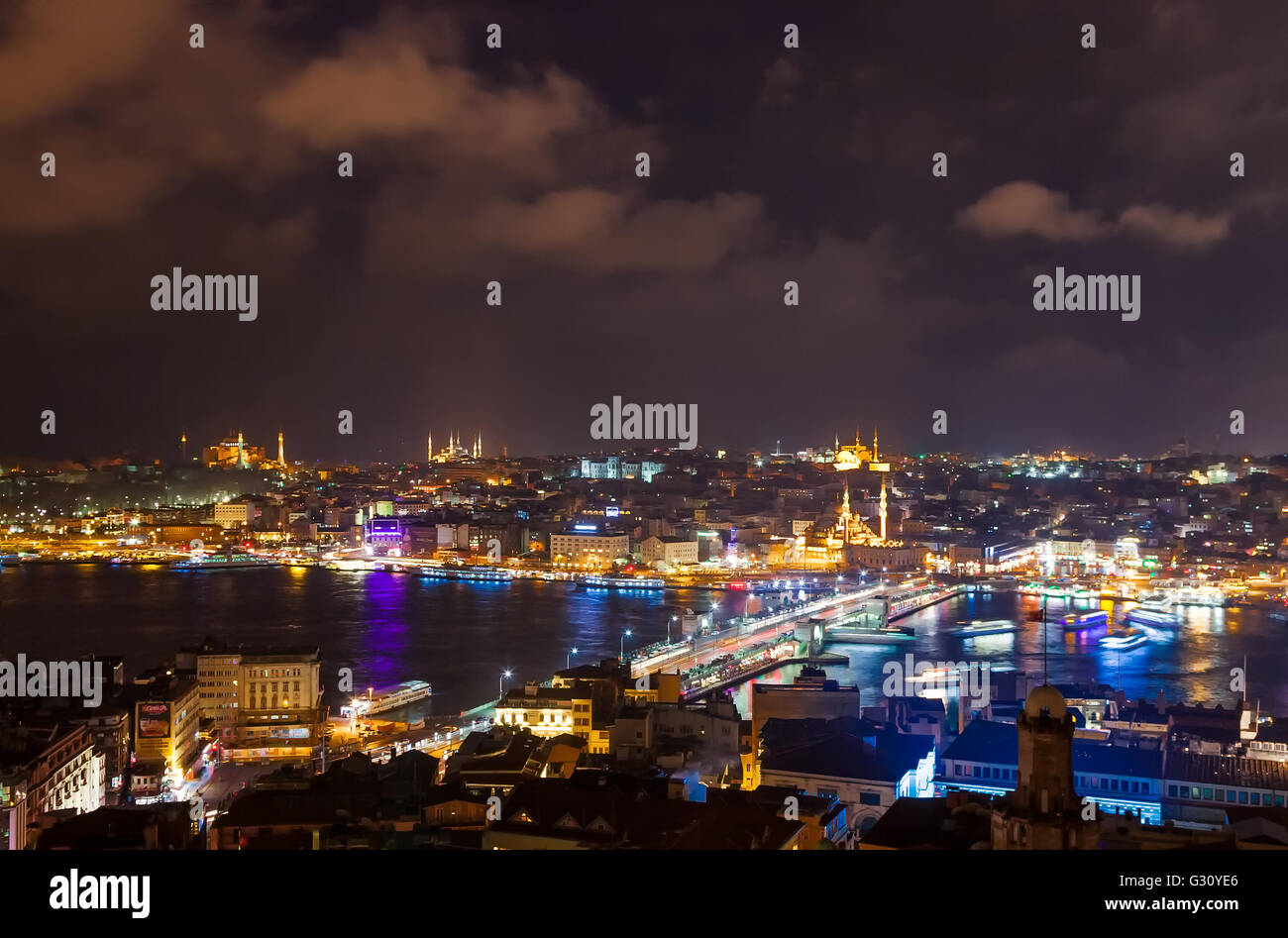 Istambul, Türkei - Februar 2015: Blick auf den Bosporus vom Galata-Turm in der Nacht. Stockfoto