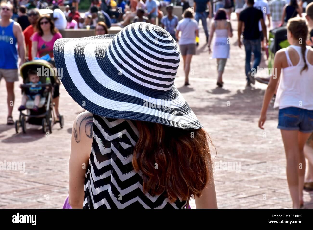 Eine Frau in einem großen weißen schwarz-weiß fedora Stockfoto