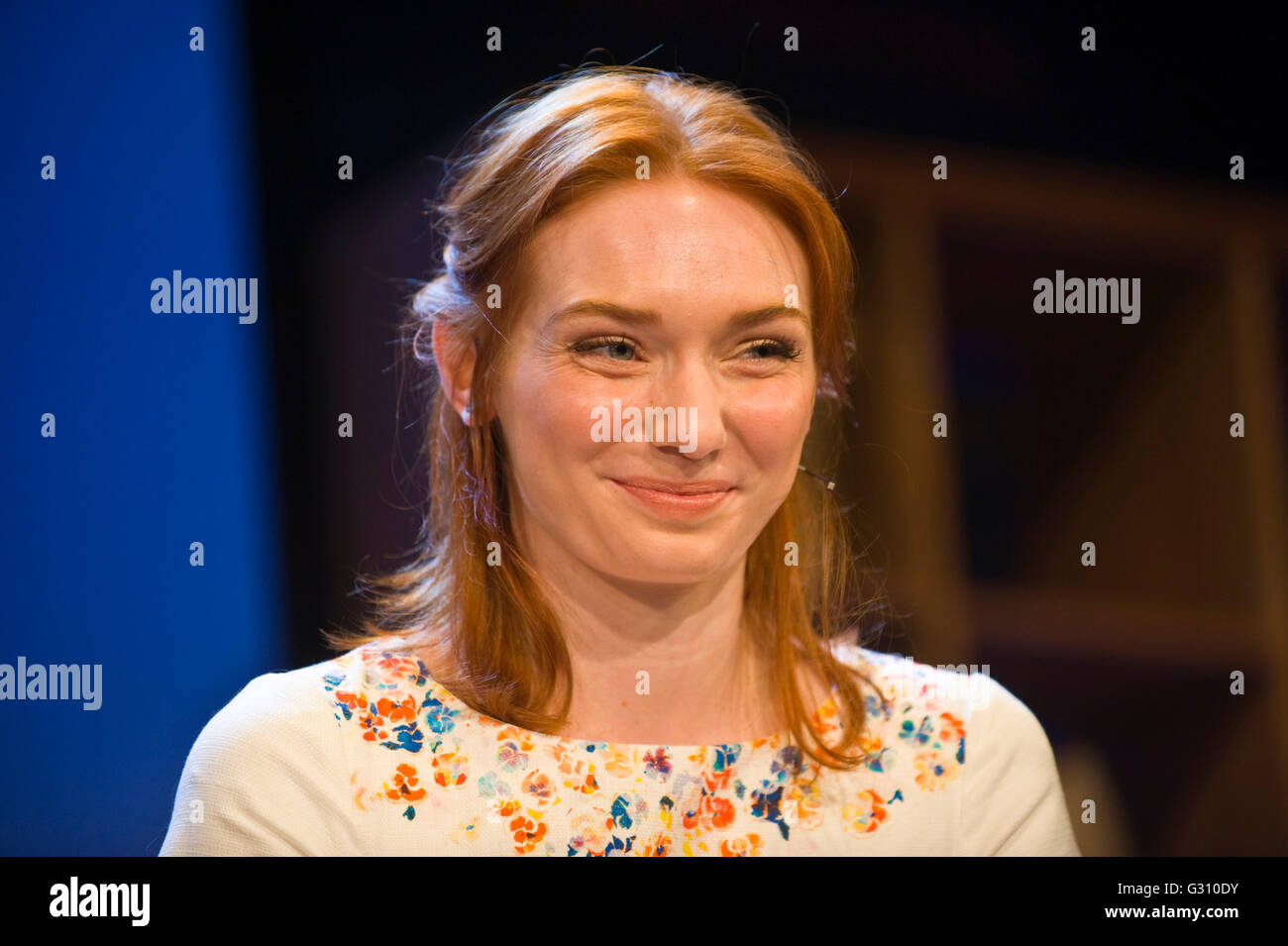 Eleanor Tomlinson, Demelza Poldark in die 2015 BBC-Produktion von Poldark sprechen auf der Bühne Hay Festival der Literatur und Kunst 2016, Hay-on-Wye, Powys, Wales, UK gespielt Stockfoto