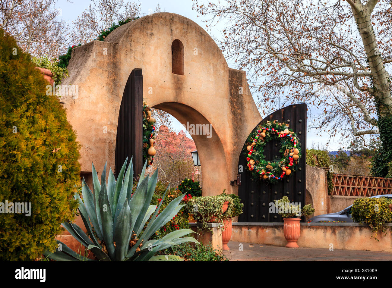 Eingangstor zum Tlaquepaque Arts und Crafts Village in Sedona, Arizona Stockfoto