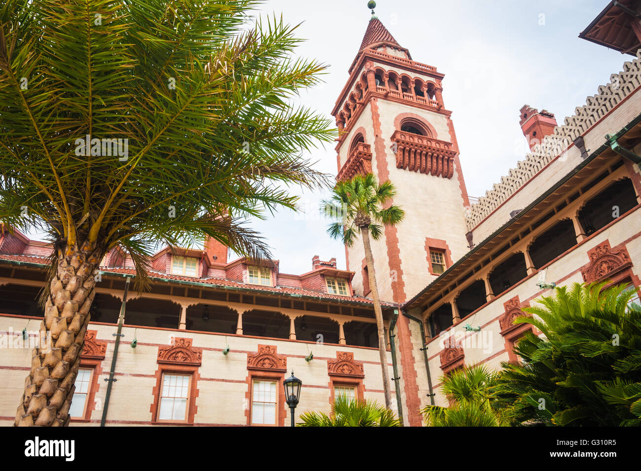 Flagler College (ursprünglich 1888 Ponce de Leon Hotel) Hof in St. Augustine, Florida. (USA) Stockfoto