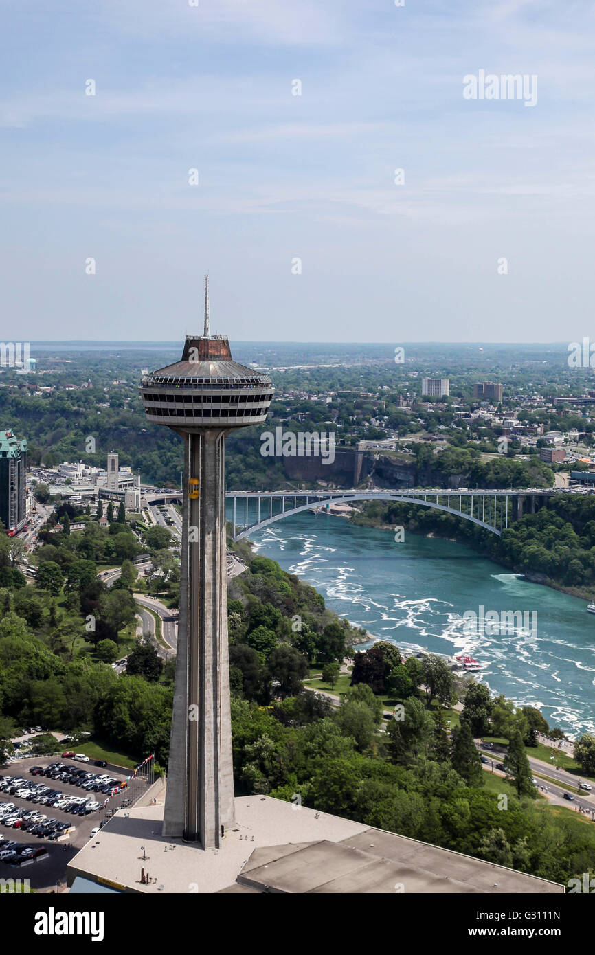 Niagara Falls mit Blick auf die Seite der Amerikaner aus Ontario, Kanada mit Skylon Stockfoto